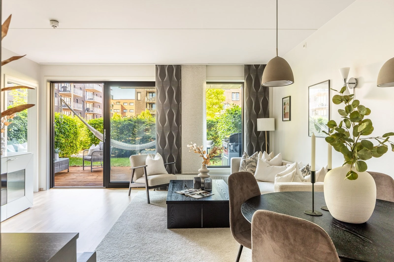 Nydelig stue med store vindusflater som slipper inn mye naturlig lys Galleribilde