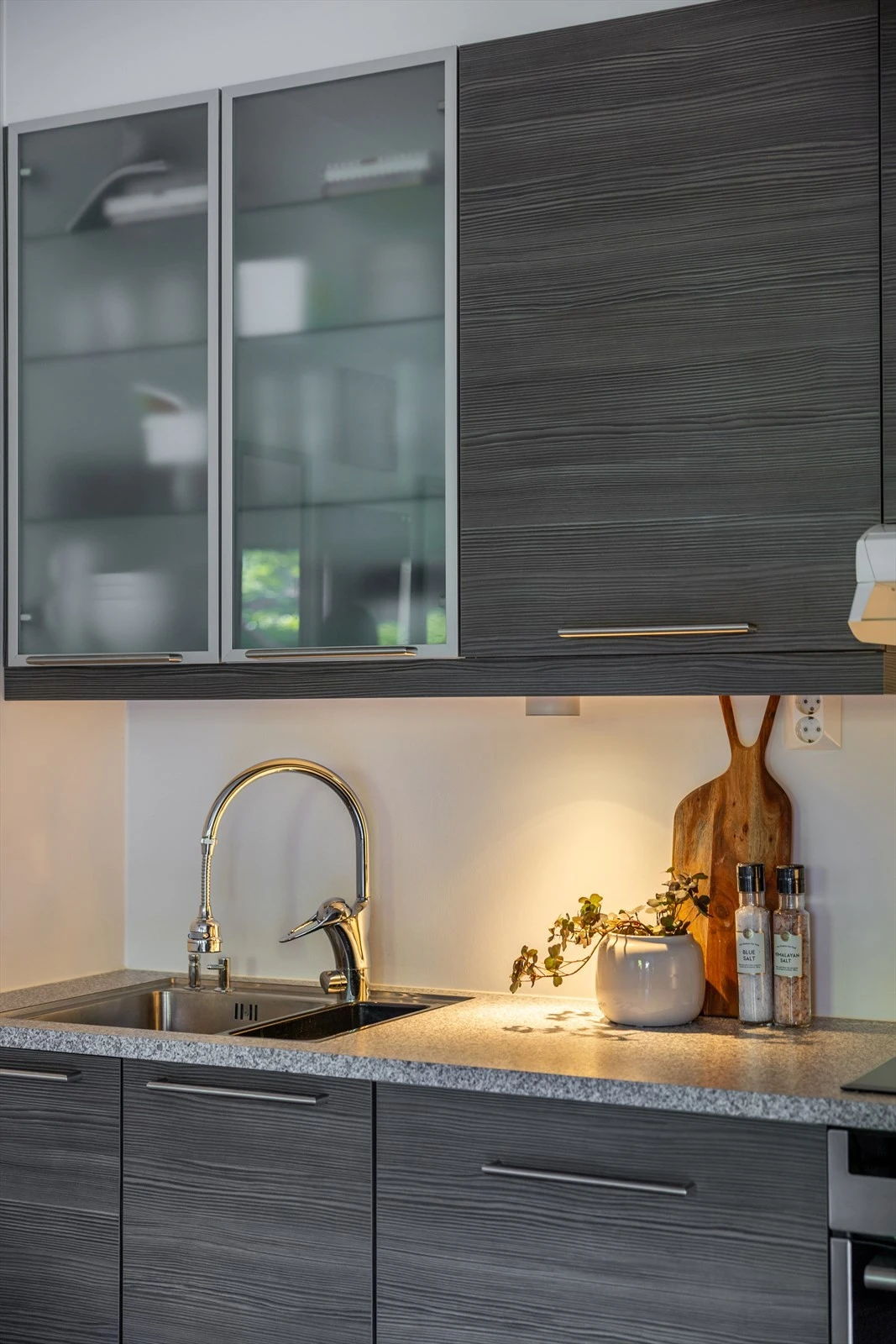 Lekkert kjøkken med mye skap -og benkeplass Galleribilde