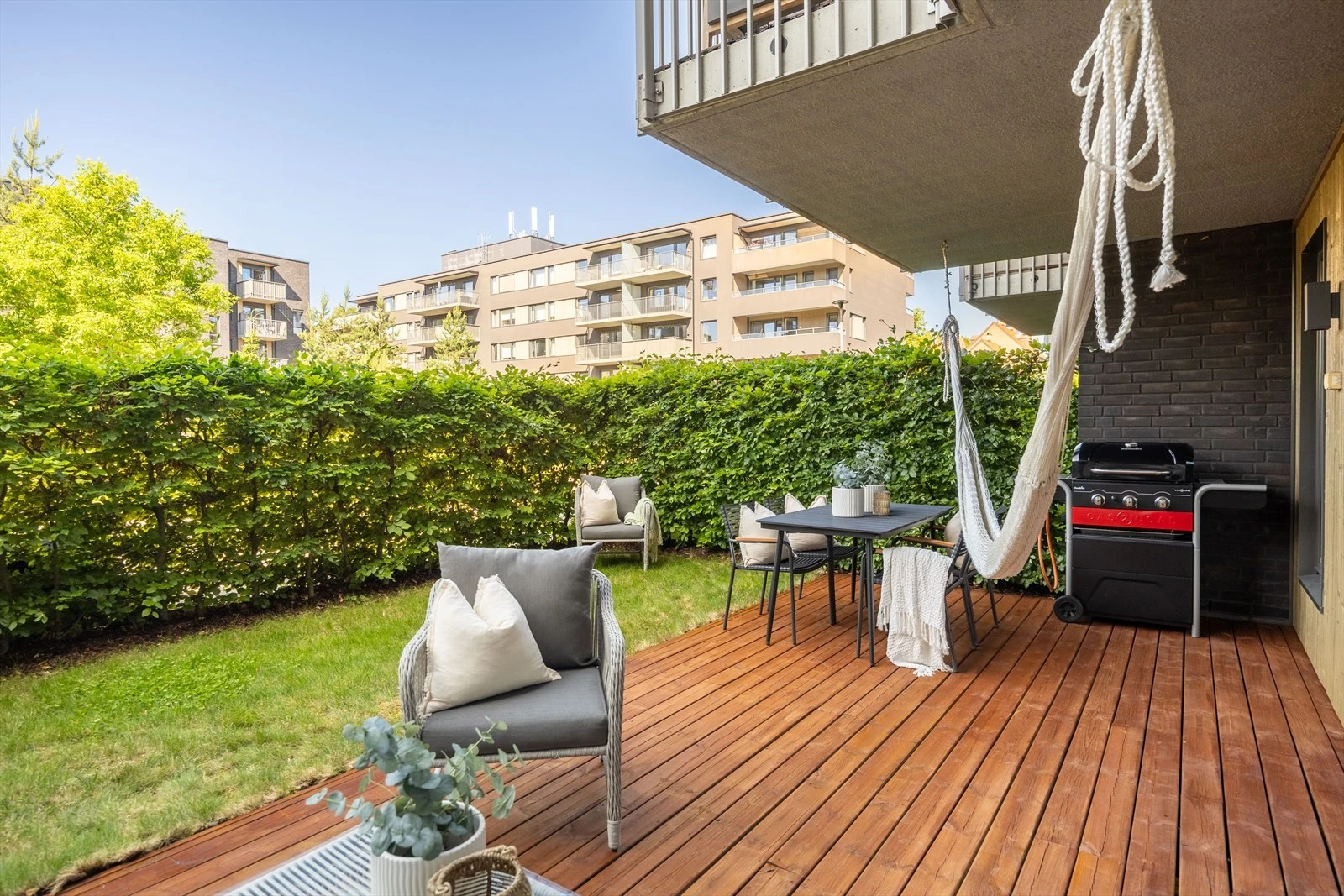 Velkommen til Hovinveien 37 - Lekker 2-roms leilighet med en egen idyllisk uteplass. Her ligger man vestvendt med nydelige solforhold. Perfekt for late sommerdager Galleribilde