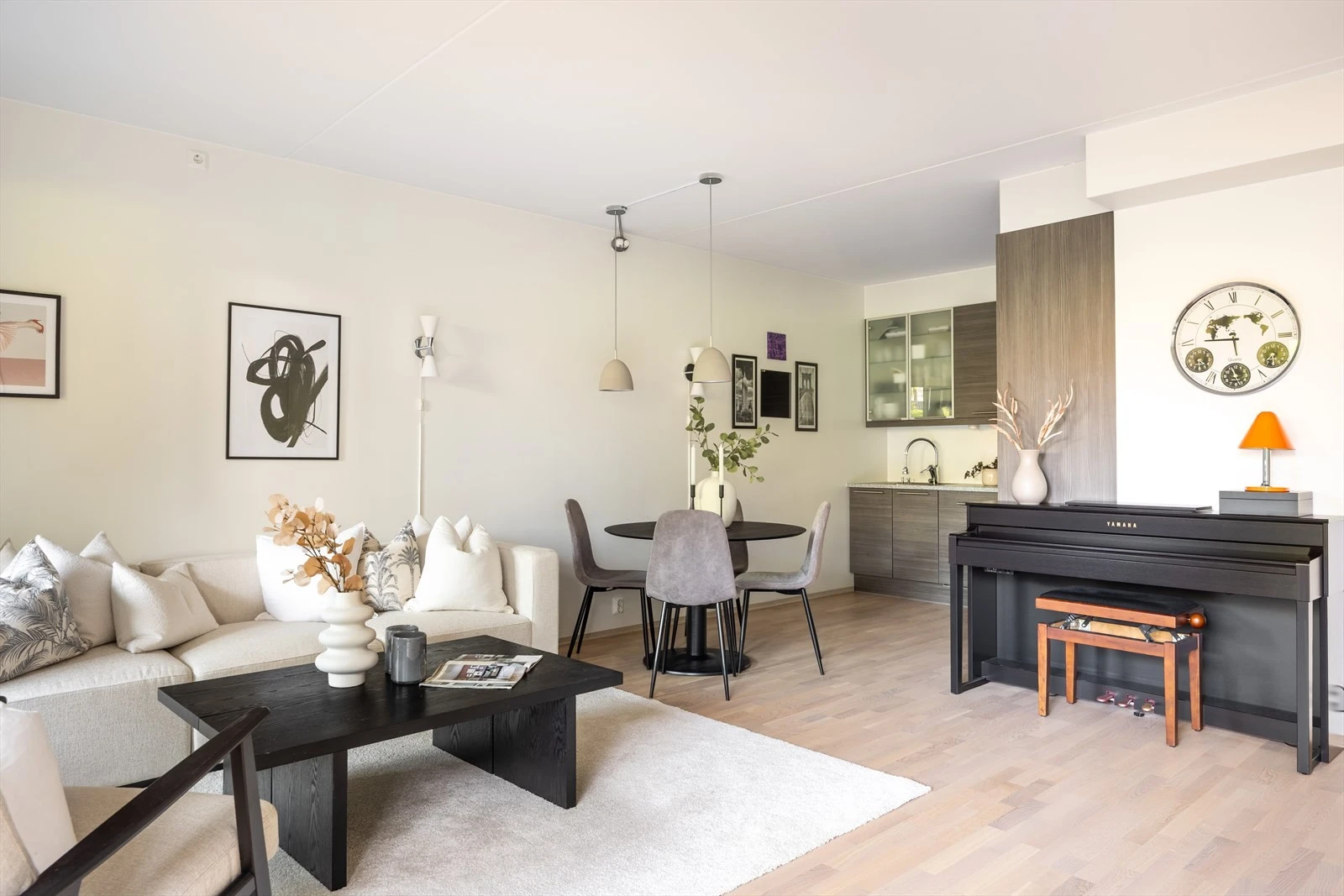 Åpent kjøkken og stue for en sosial planløsning og gode lysforhold i alle rom Galleribilde