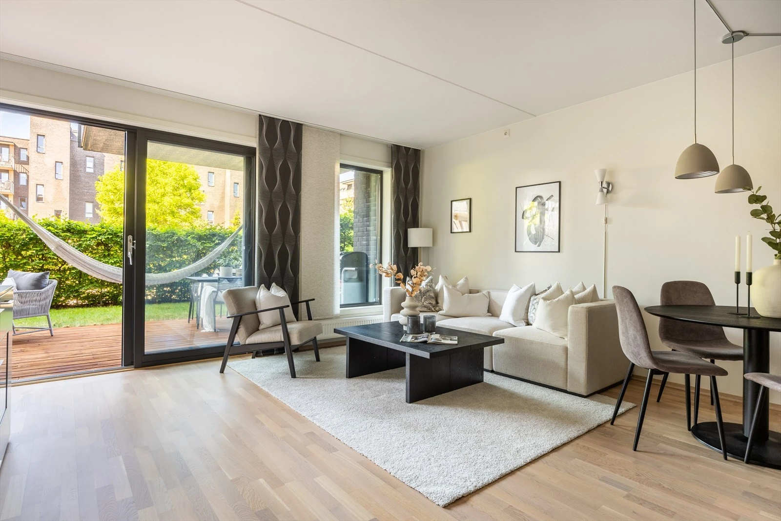 Uteplassen er en perfekt forlengelse av stuen Galleribilde