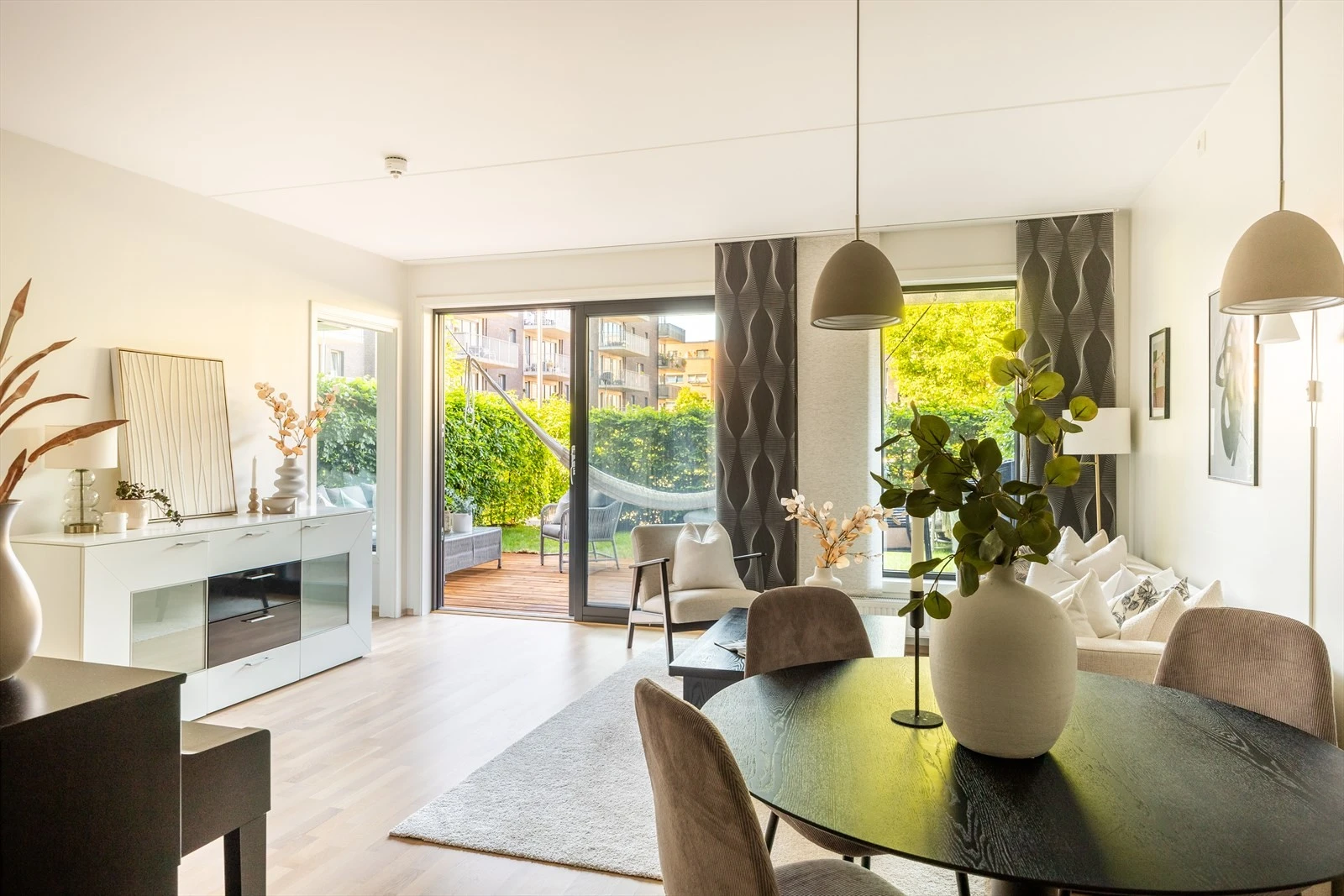 Nydelig leilighet hvor inne og utemiljøet flyter naturlig over i hverandre Galleribilde