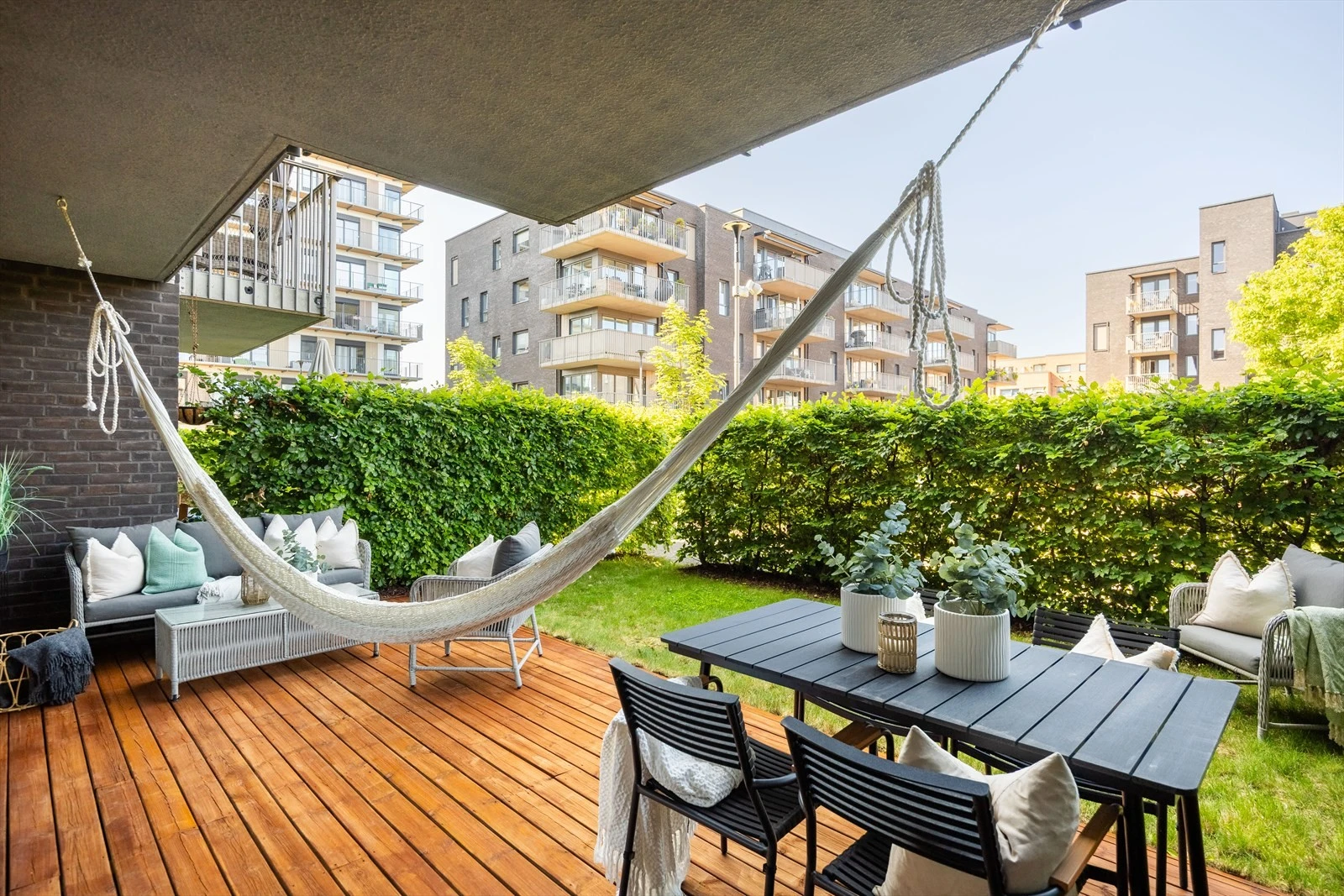 Terrassen er på hele 21 kvm med plass til flere sittegrupper. Skjermet, stille og rolig Galleribilde