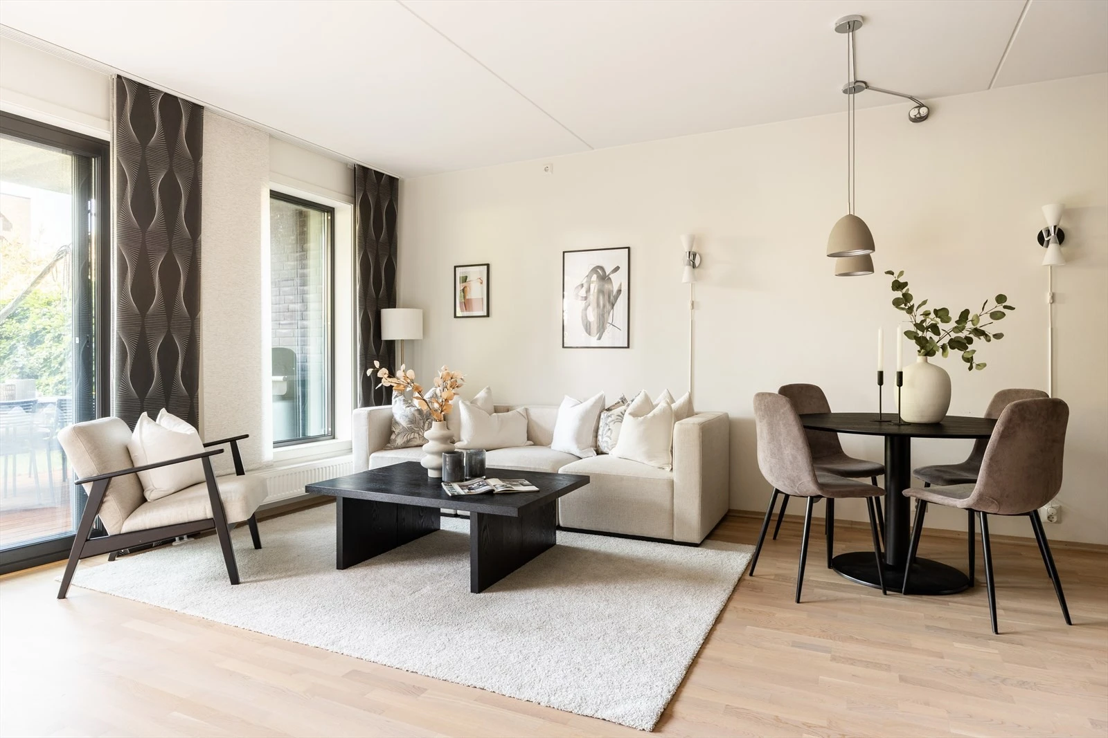 God plass til både sofagruppe og spisestue Galleribilde