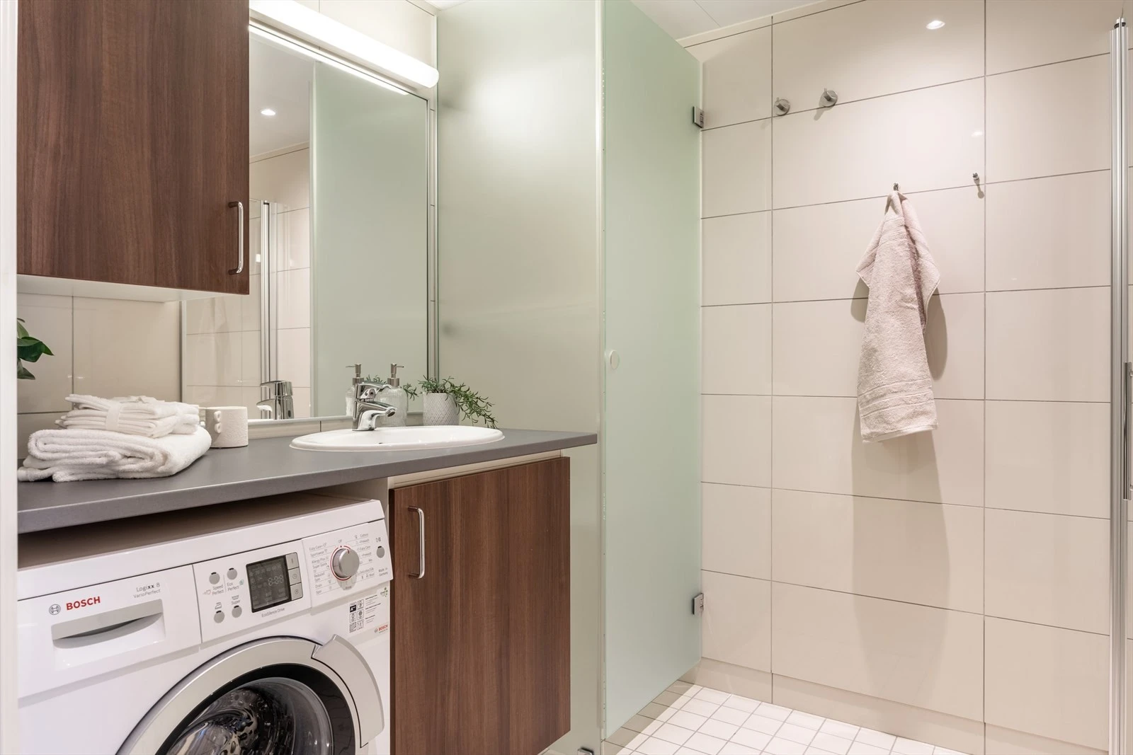 Lekkert flislagt bad Galleribilde