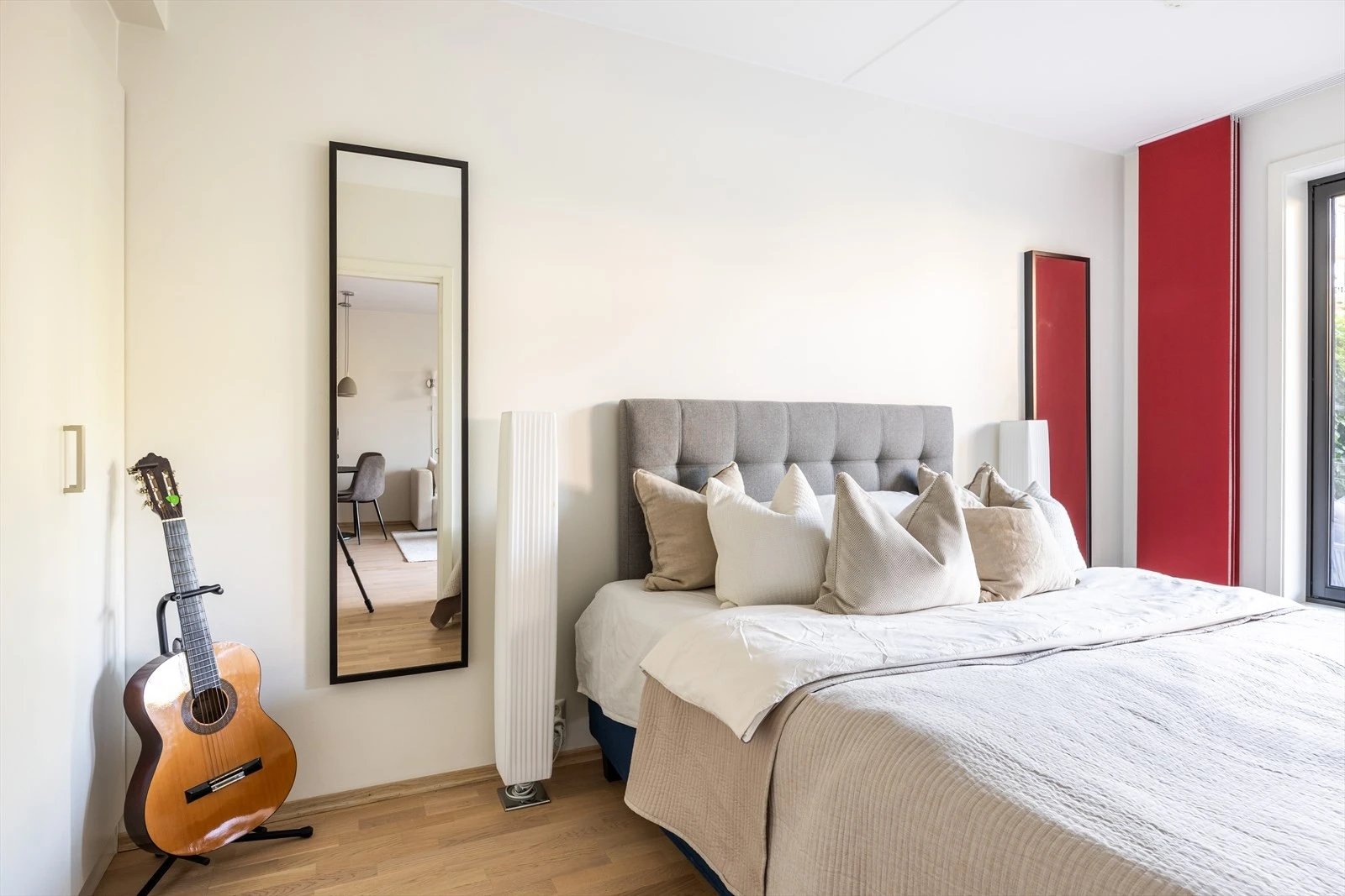 Generøst hovedsoverom med stor garderobe Galleribilde