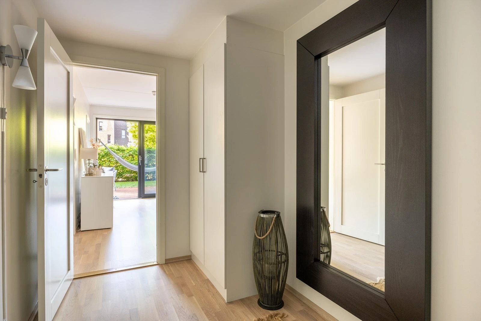 Velkommen inn. Praktisk planløsning med bad og separat bod ved inngangen Galleribilde