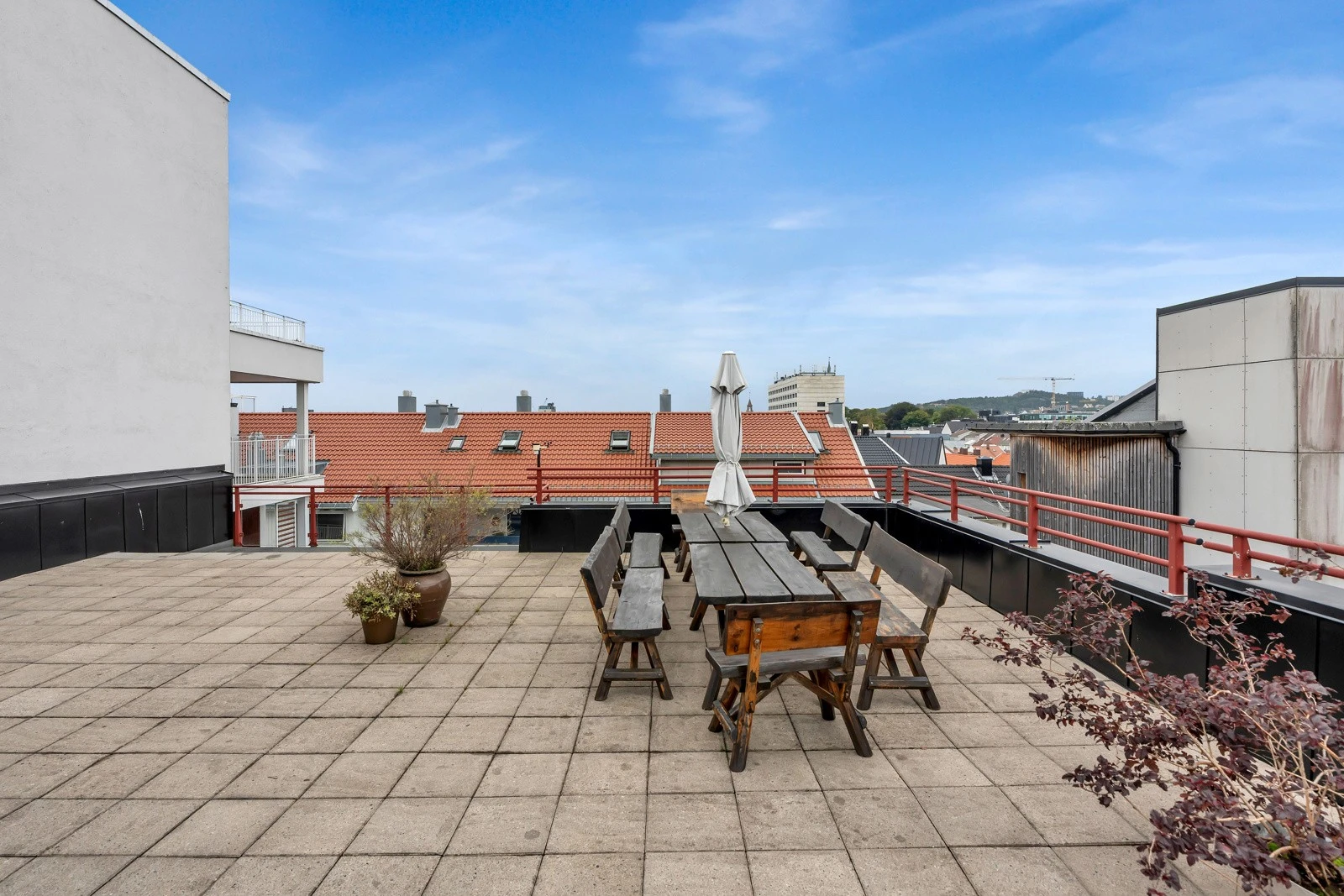 Stor, solrik takterrasse med utestue til beboernes felles benyttelse. Galleribilde