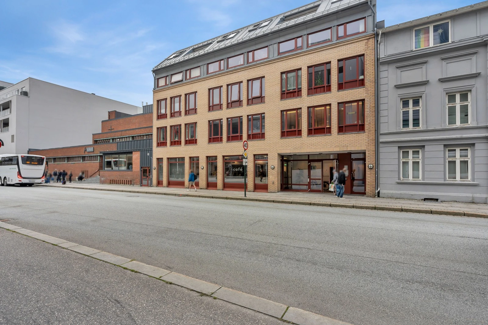 Inngangsparti med umiddelbar nærhet til bussholdeplasser. Galleribilde