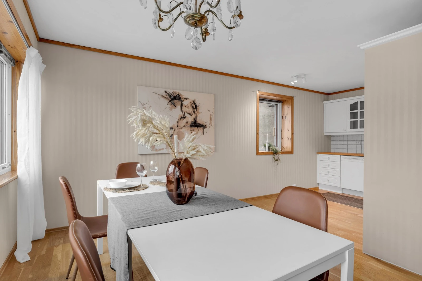 Spisestuen ligger med enkel adkomst fra åpent, men tilbaketrukket kjøkken. Galleribilde