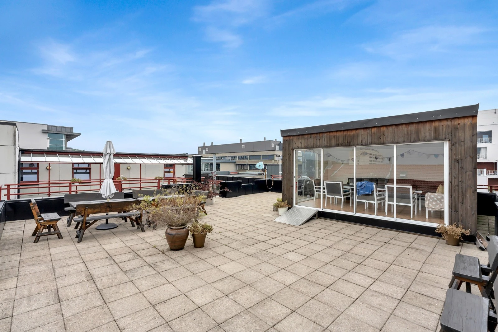 Stor, solrik takterrasse med utestue til beboernes felles benyttelse. Galleribilde