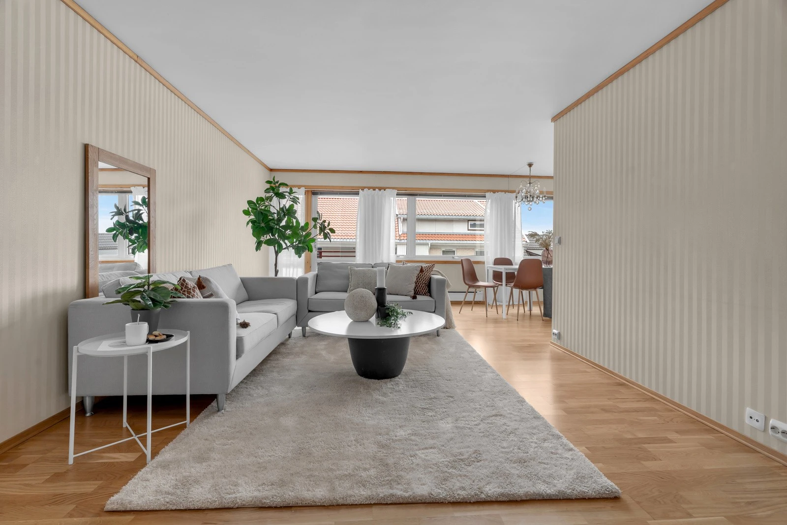 God plass til både sofagruppe og spisestuemøblement i den romslige stuen. Galleribilde