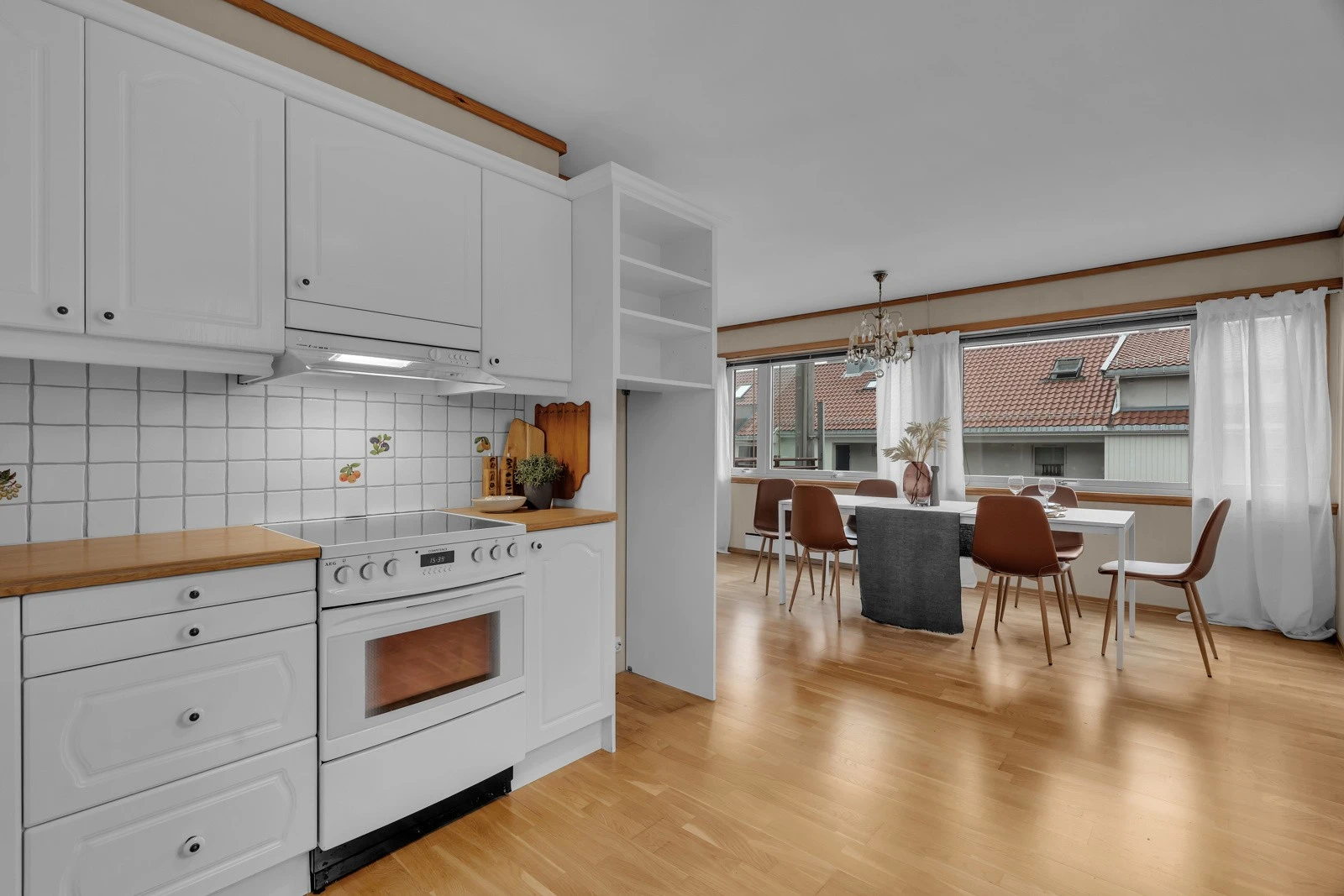 Kjøkken mot spisestue. Galleribilde