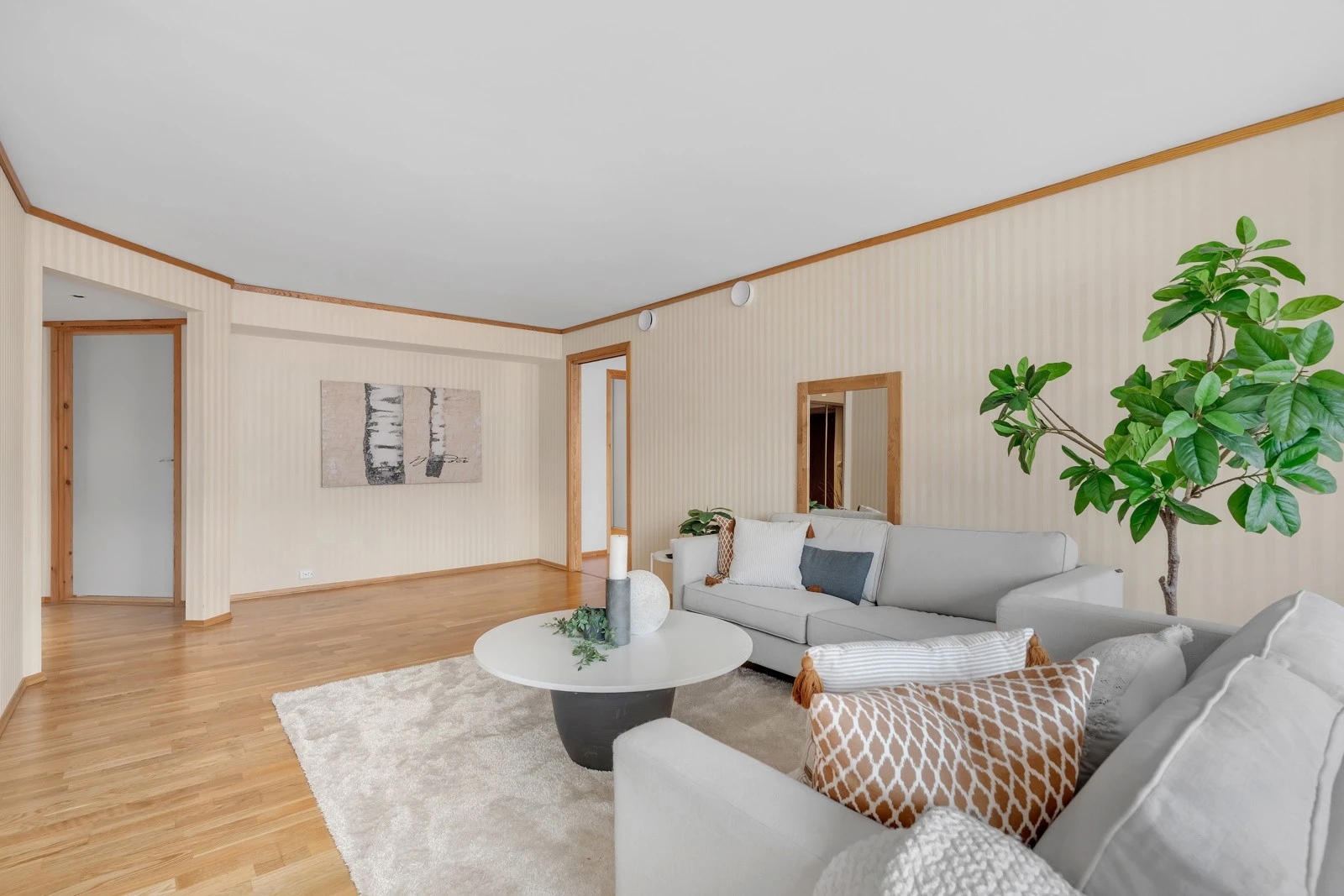 Ifølge plantegninger, er den romslig stue-, spsiestue- og kjøkkenløsningen på hele 46 kvm. Galleribilde