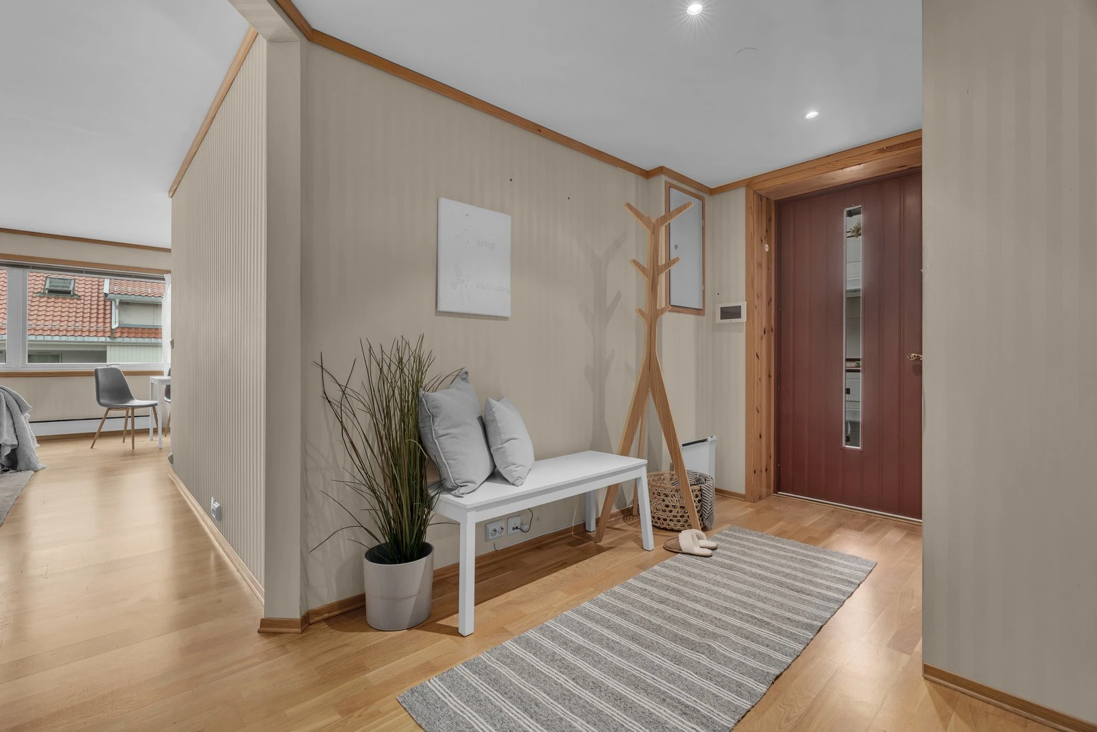 Romslig entré med skyvedørsgarderobe. Galleribilde