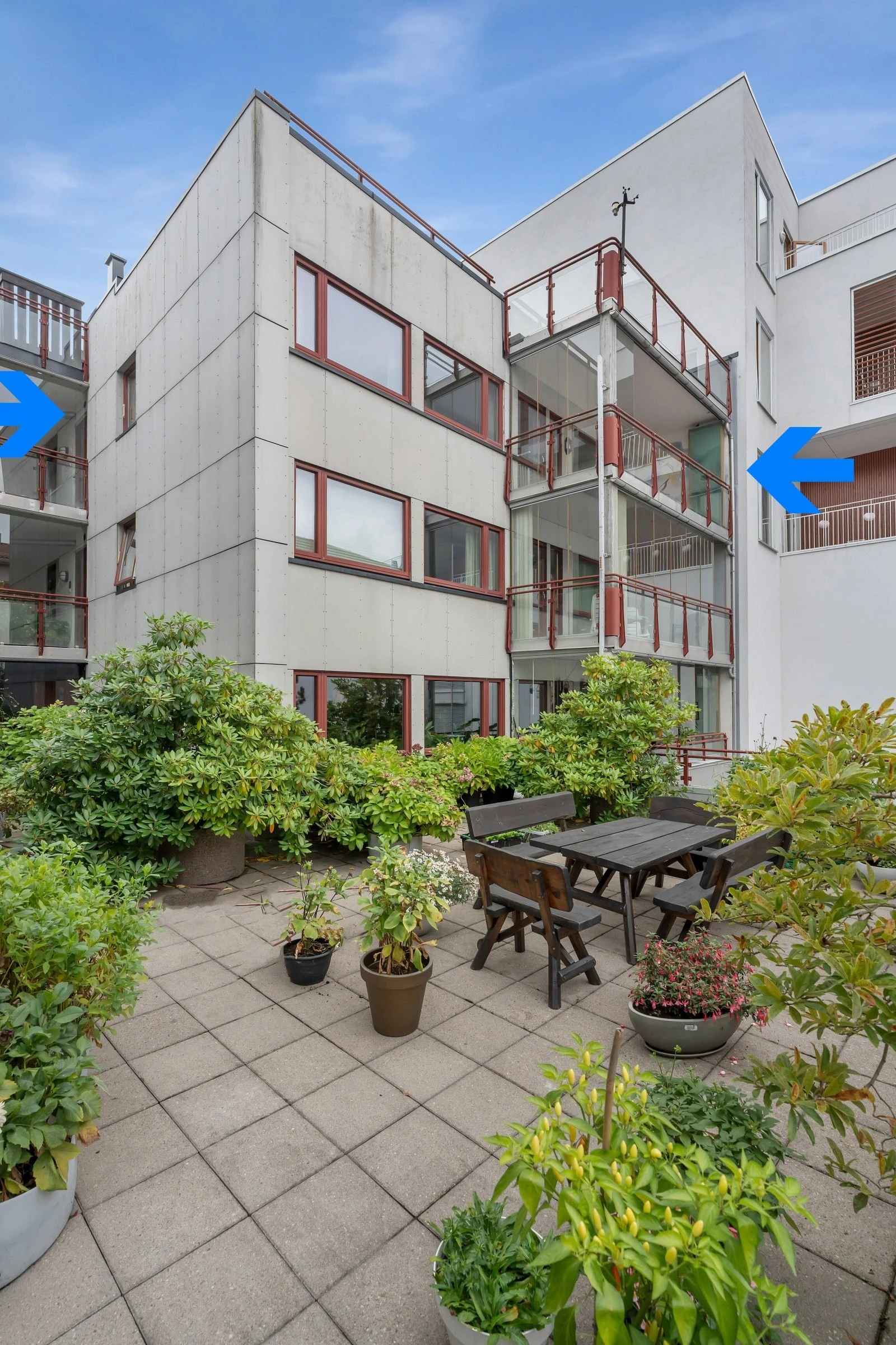 Leilgheten ligger i rolig bakgård, godt skjermet for trafikkstøy og almenn ferdsel. Galleribilde