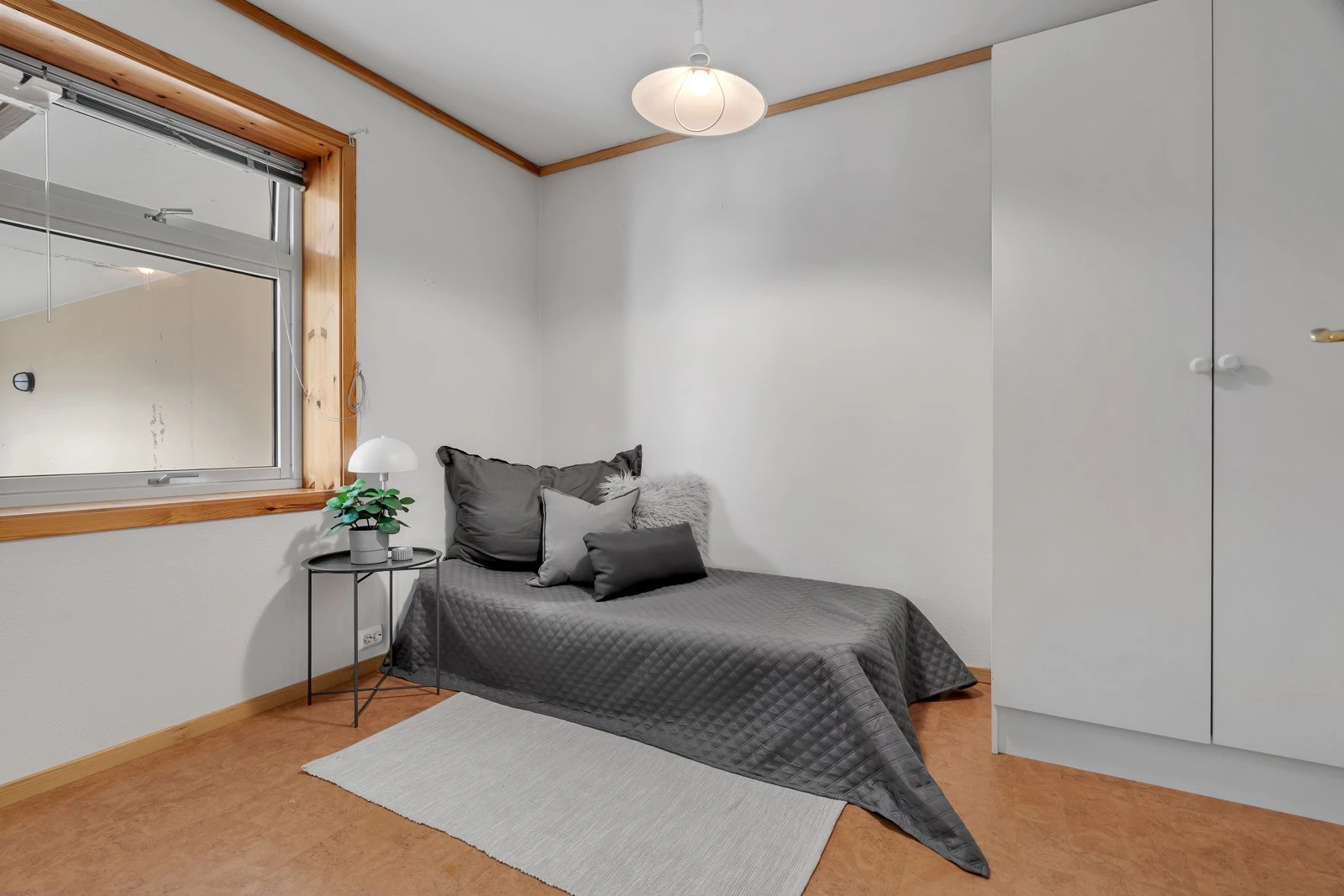 Soverom 2 med garderobeskap. Galleribilde