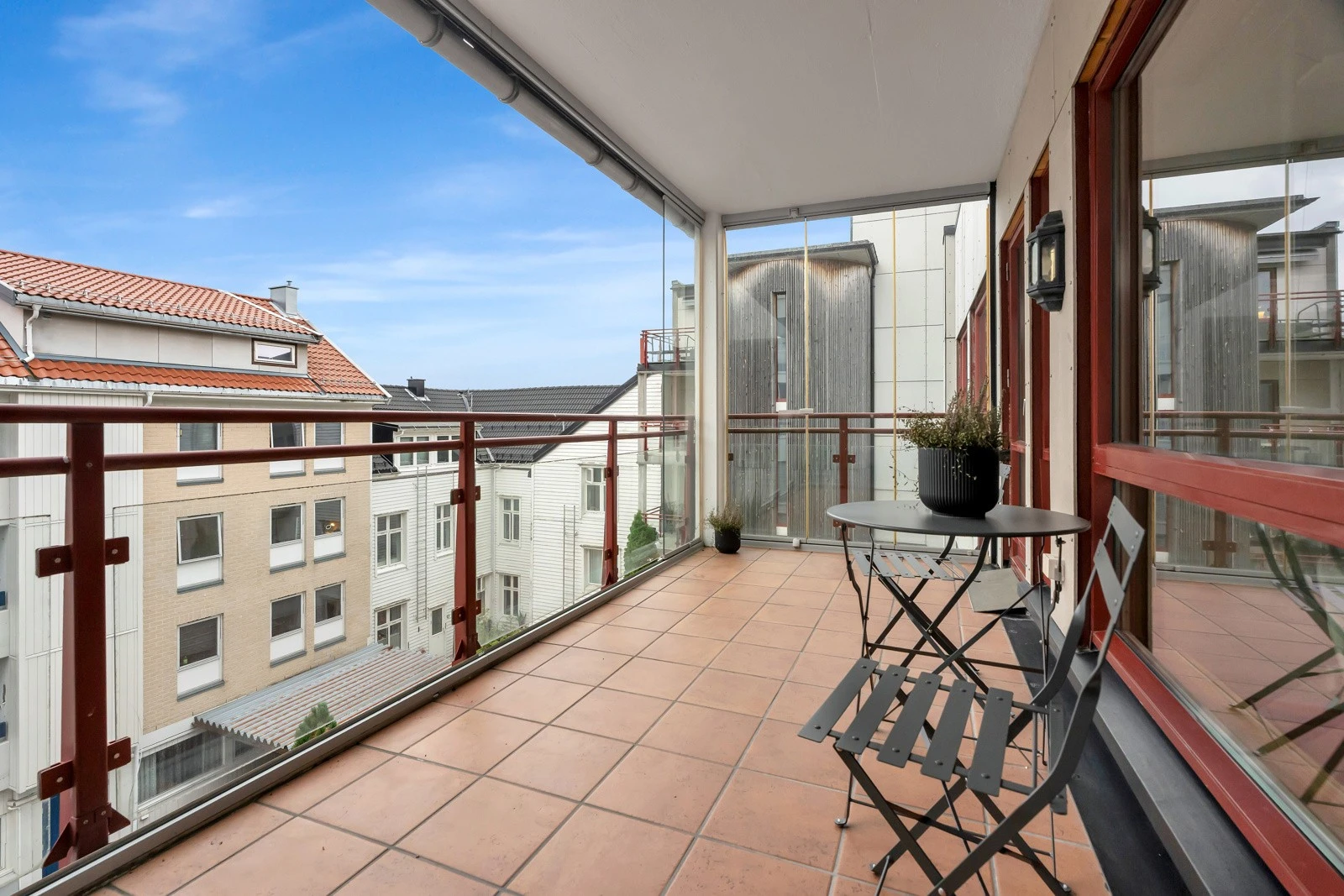 Sydvestvendt balkong på 12 kvm - Meget gode solforhold - Foldbare glassdører som kan sammenlegges. Galleribilde