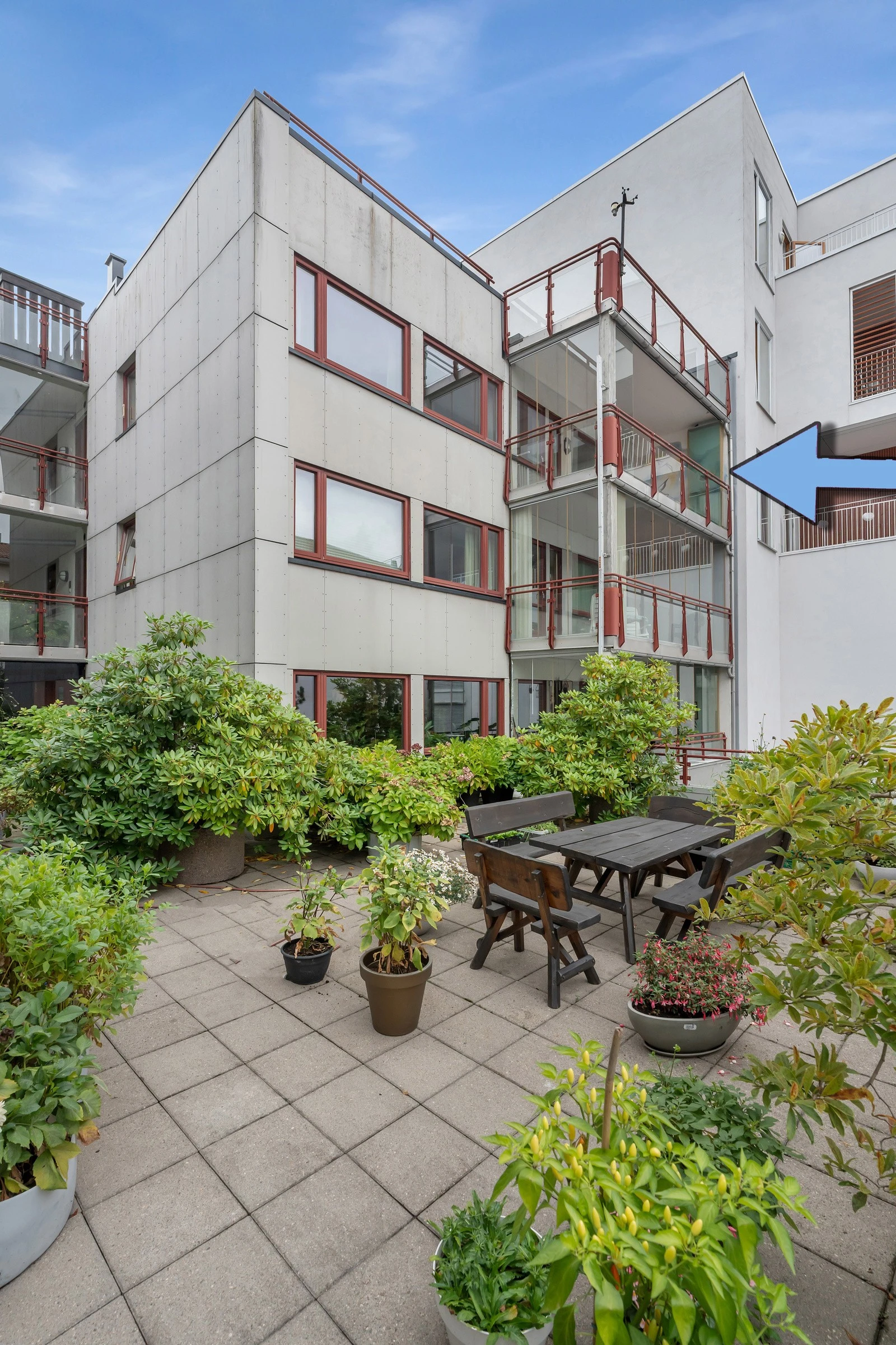 Leilgheten ligger i rolig bakgård, godt skjermet for trafikkstøy og almenn ferdsel. Galleribilde