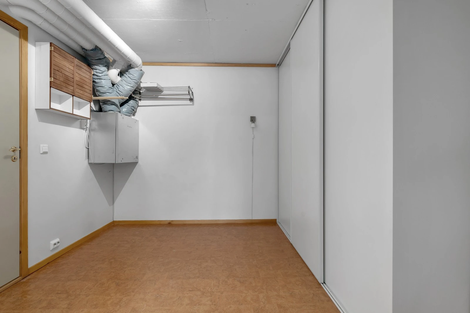 Bod er også benyttet som garderoberom og har stor skyvedørsgarderobe. Galleribilde