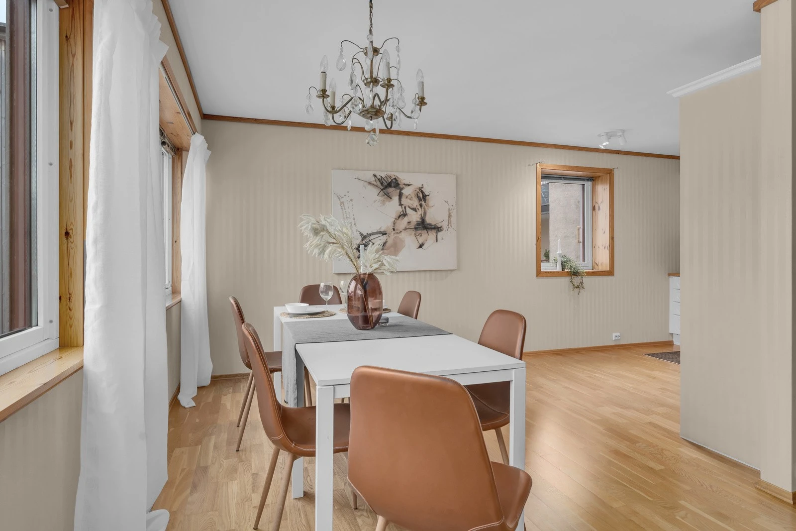 God plass til langbord i stue ved kjøkken. Galleribilde