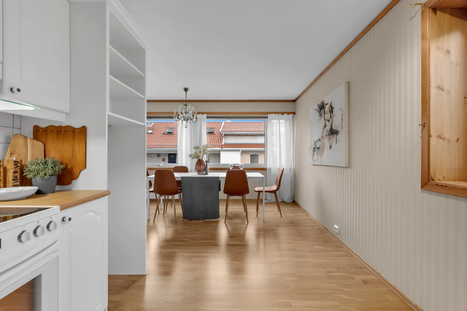 Kjøkken mot spisestue. Galleribilde