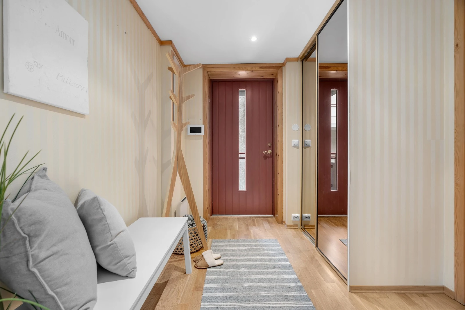 Romslig entré med skyvedørsgarderobe. Galleribilde