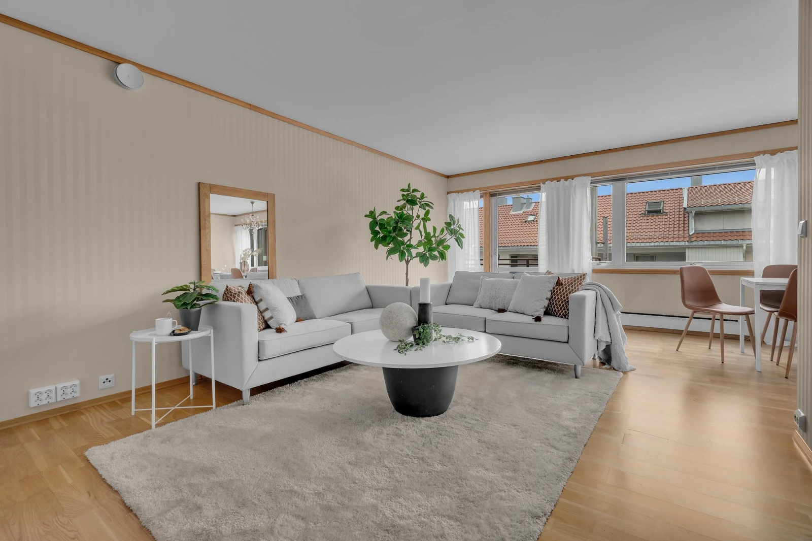 Det er balkongutgang fra både stue og hovedsoverom til den solrike, sydvestvendte balkongen (innglasset). Galleribilde