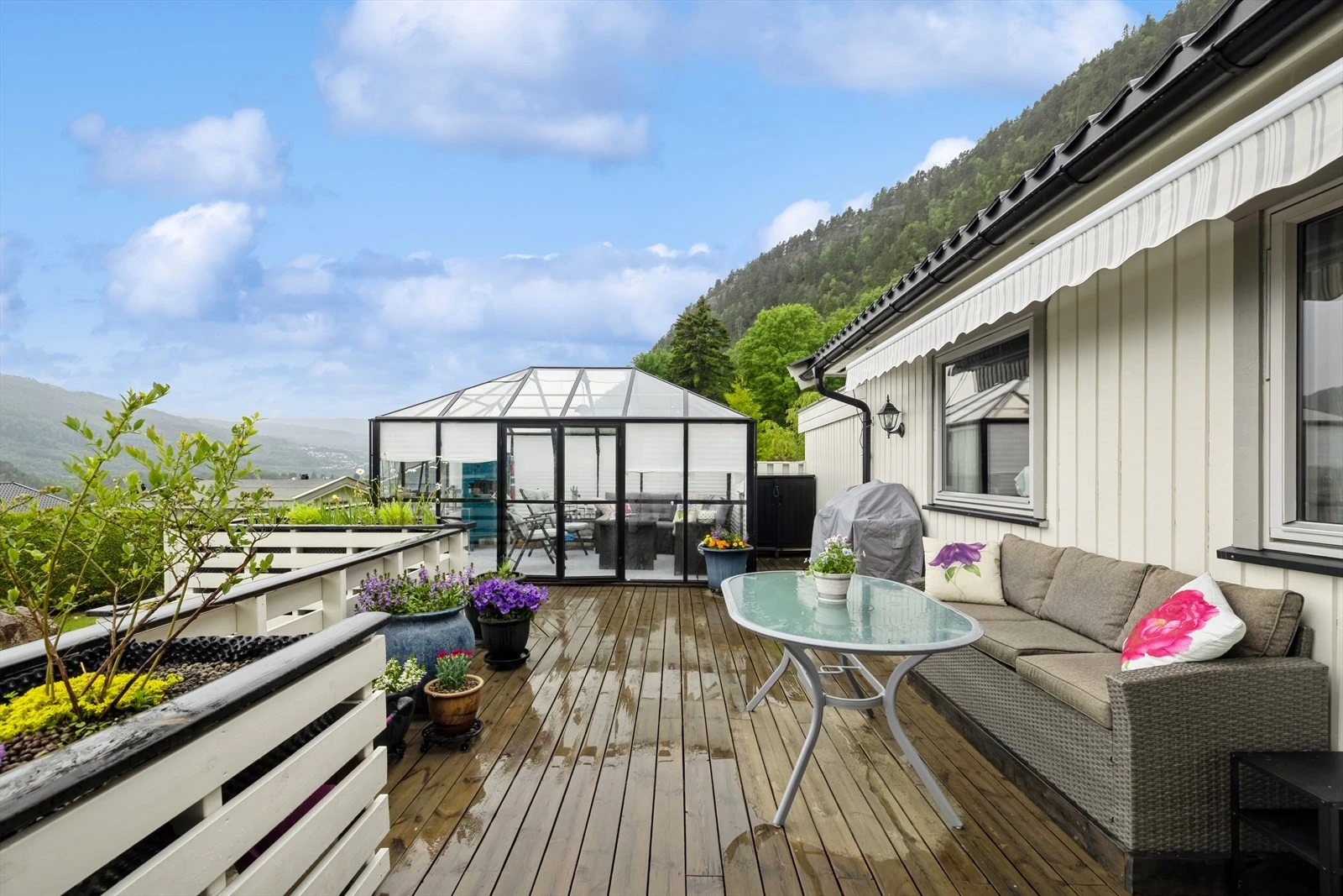 Stor terrasse med oppført vinterhage!