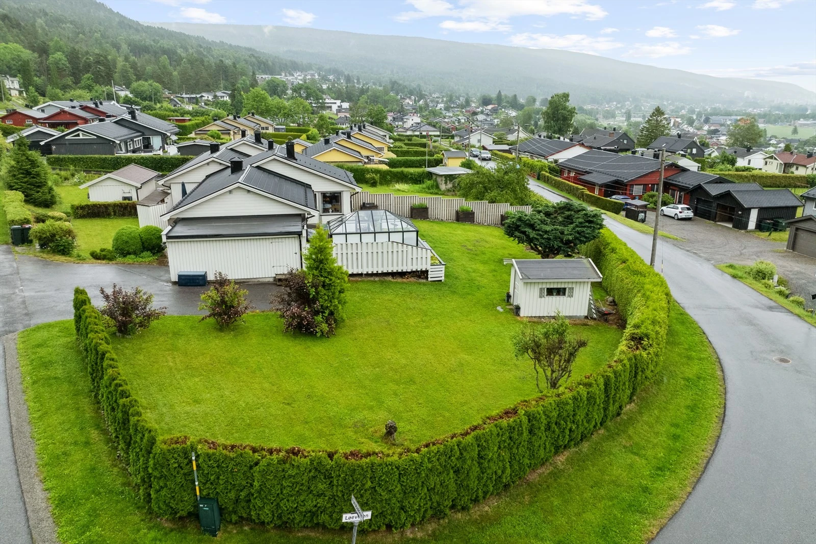 Eiendommen ligger flott til i et rolig boligområde med nærhet til marka.