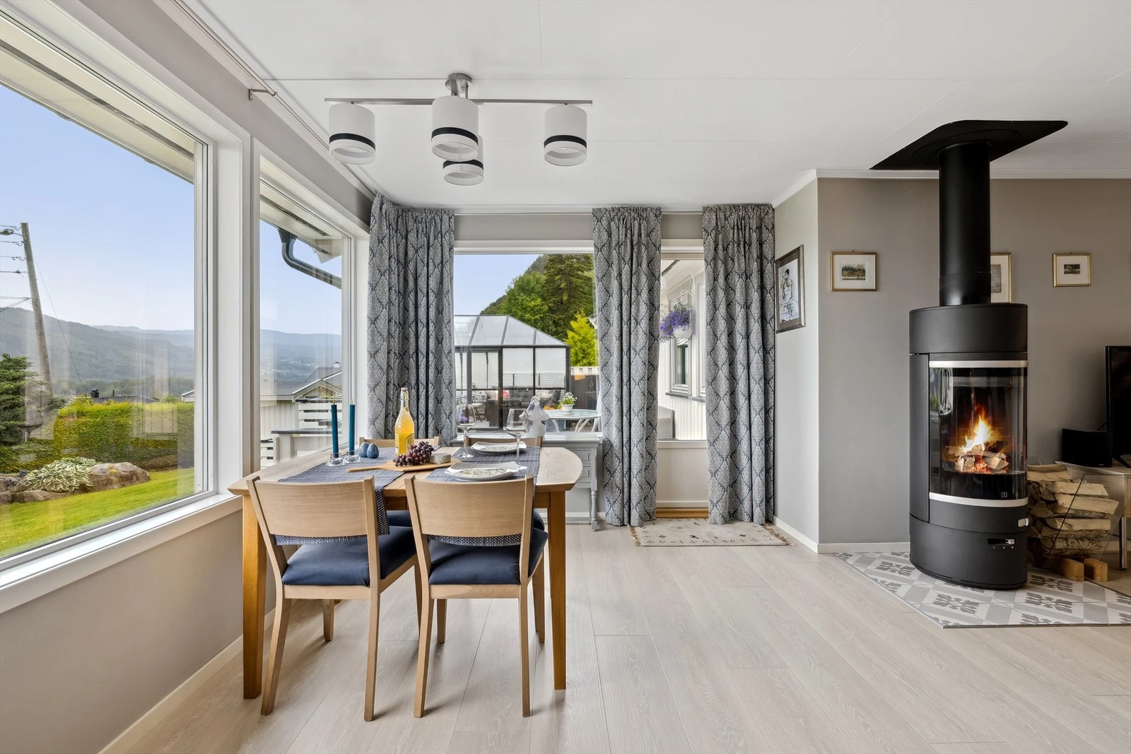 Stuen har direkte utgang til boligens terrasse.
