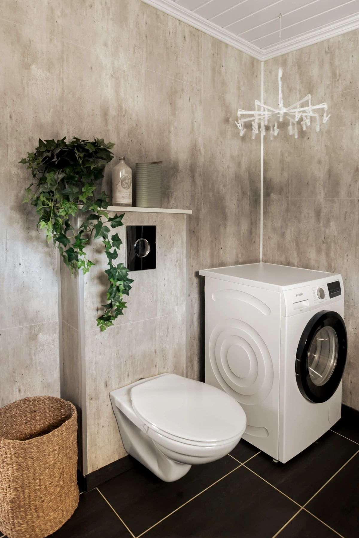 Badet har plater på vegg, panel i himling og flislagt gulv med elektrisk gulvvarme. Galleribilde