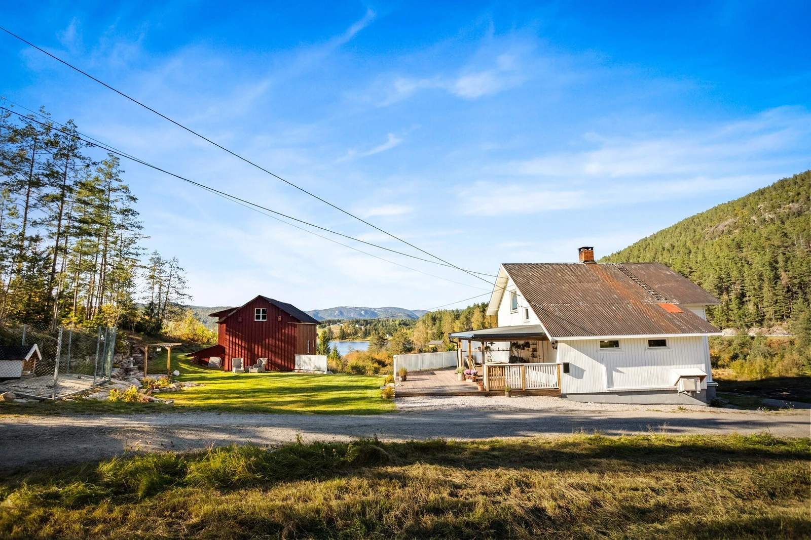 God plass til å parkere. Det er også en garasje med gangavstand til boligen. Galleribilde