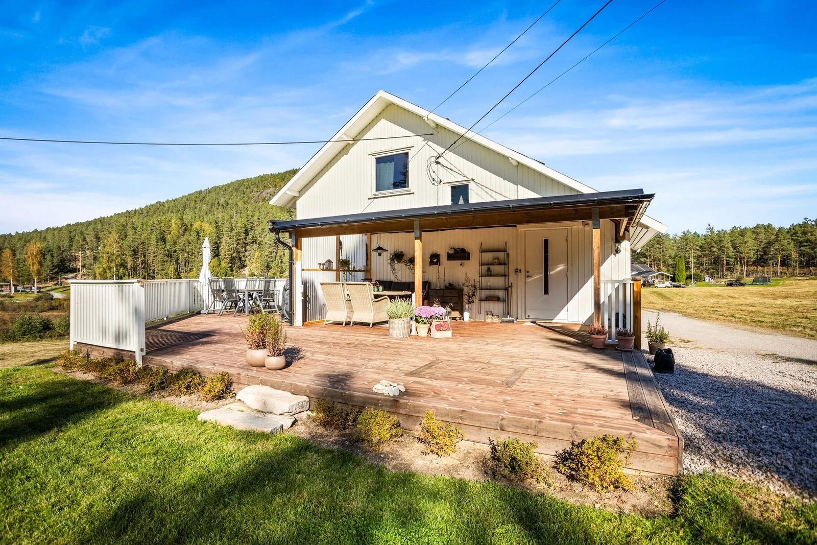 Pent opparbeidet uteområde og romslig terrasse med takoverbygg. Galleribilde