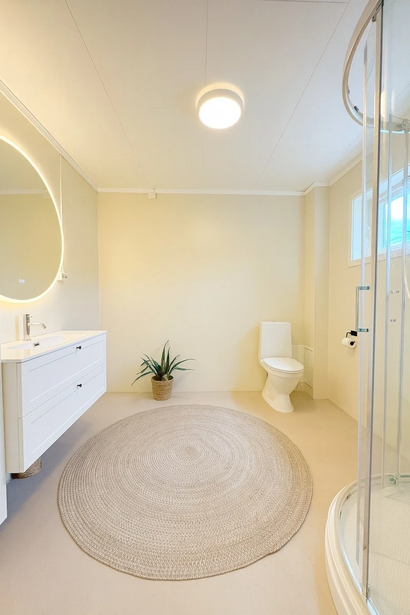 Badet på bildet er fra leiligheten over, men det er samme løsning på badet som på bildet:) Galleribilde