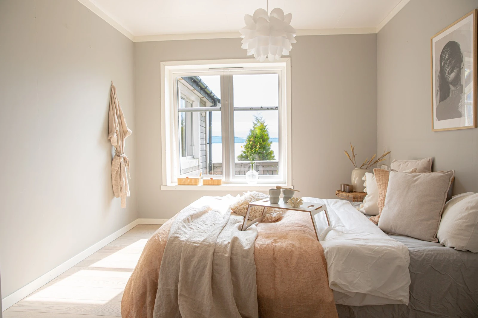 Boligen har 4 soverom. Hovedsoverommet er av god størrelse med rikelig plass til dobbeltseng med nattbord. Galleribilde