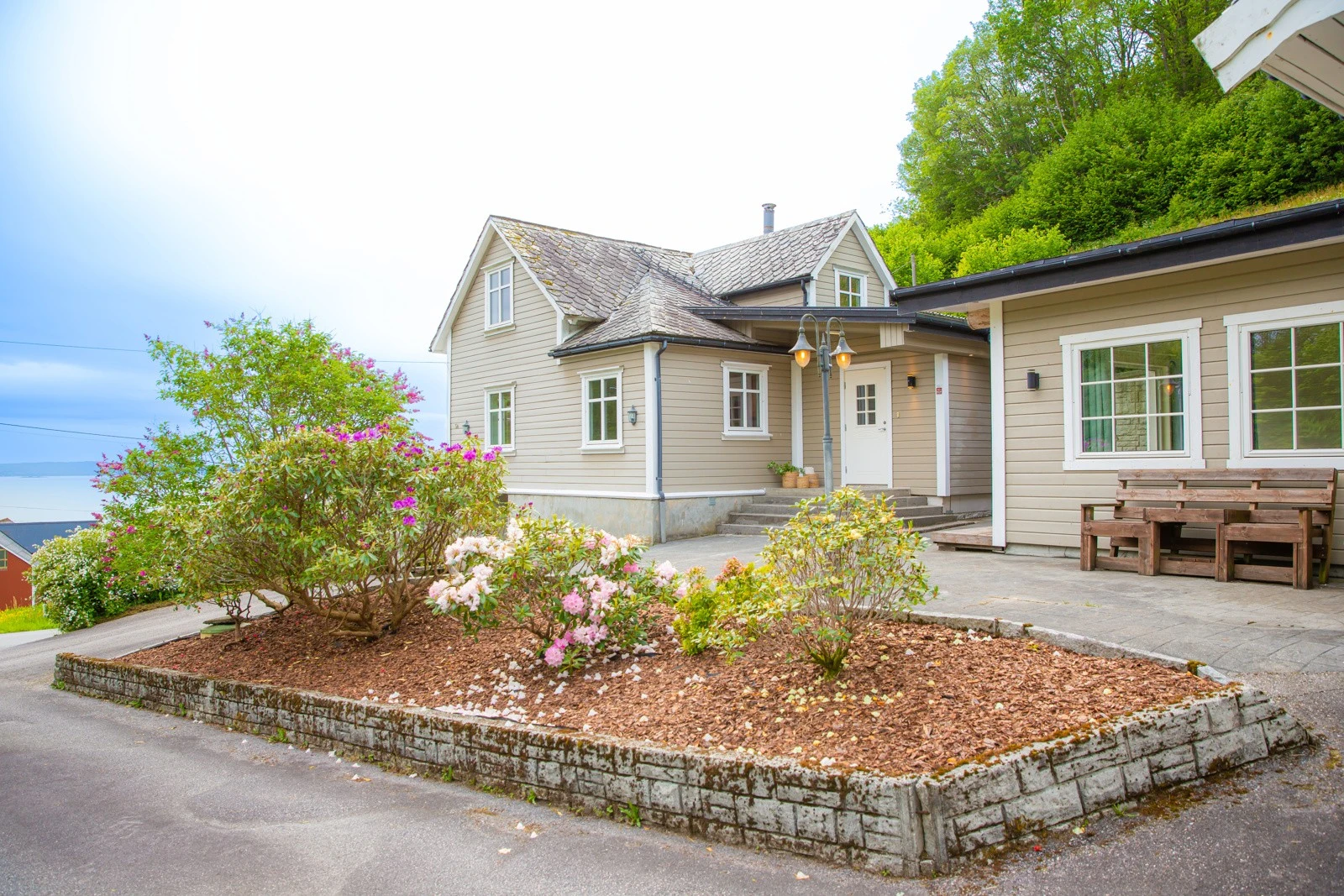 Pent opparbeidet med bed og asfaltert innkjørsel Galleribilde