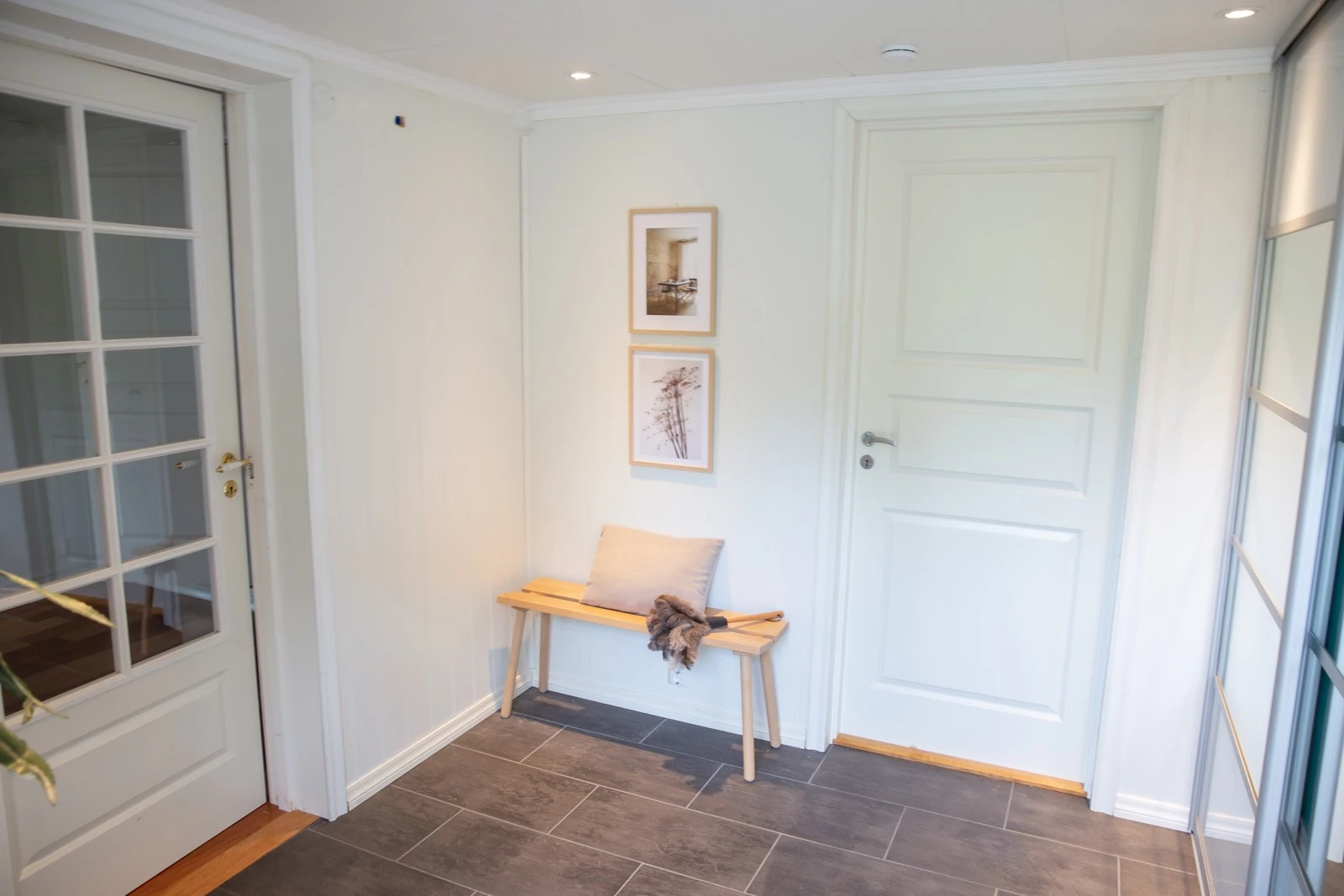 Det første som møter deg når du trer inn i boligen er den romslig entré med flislagt gulv. I gulvet er det varmekabler Galleribilde