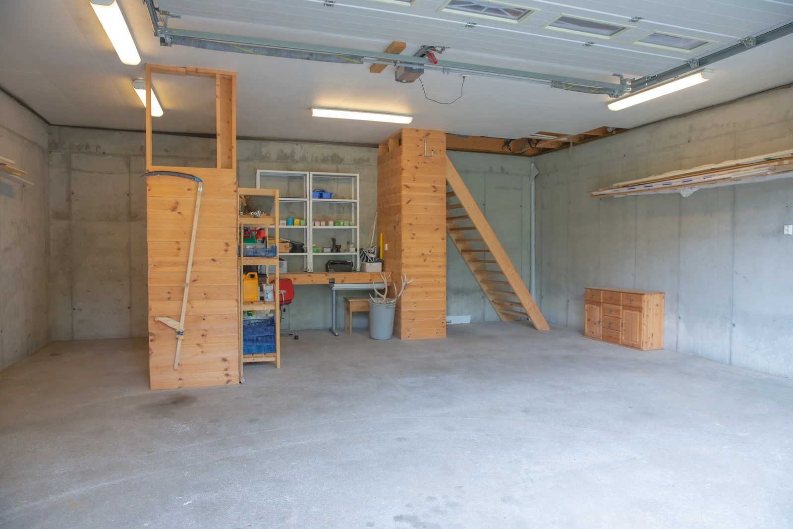 Det er også loft for ytterligere oppbevaring Galleribilde