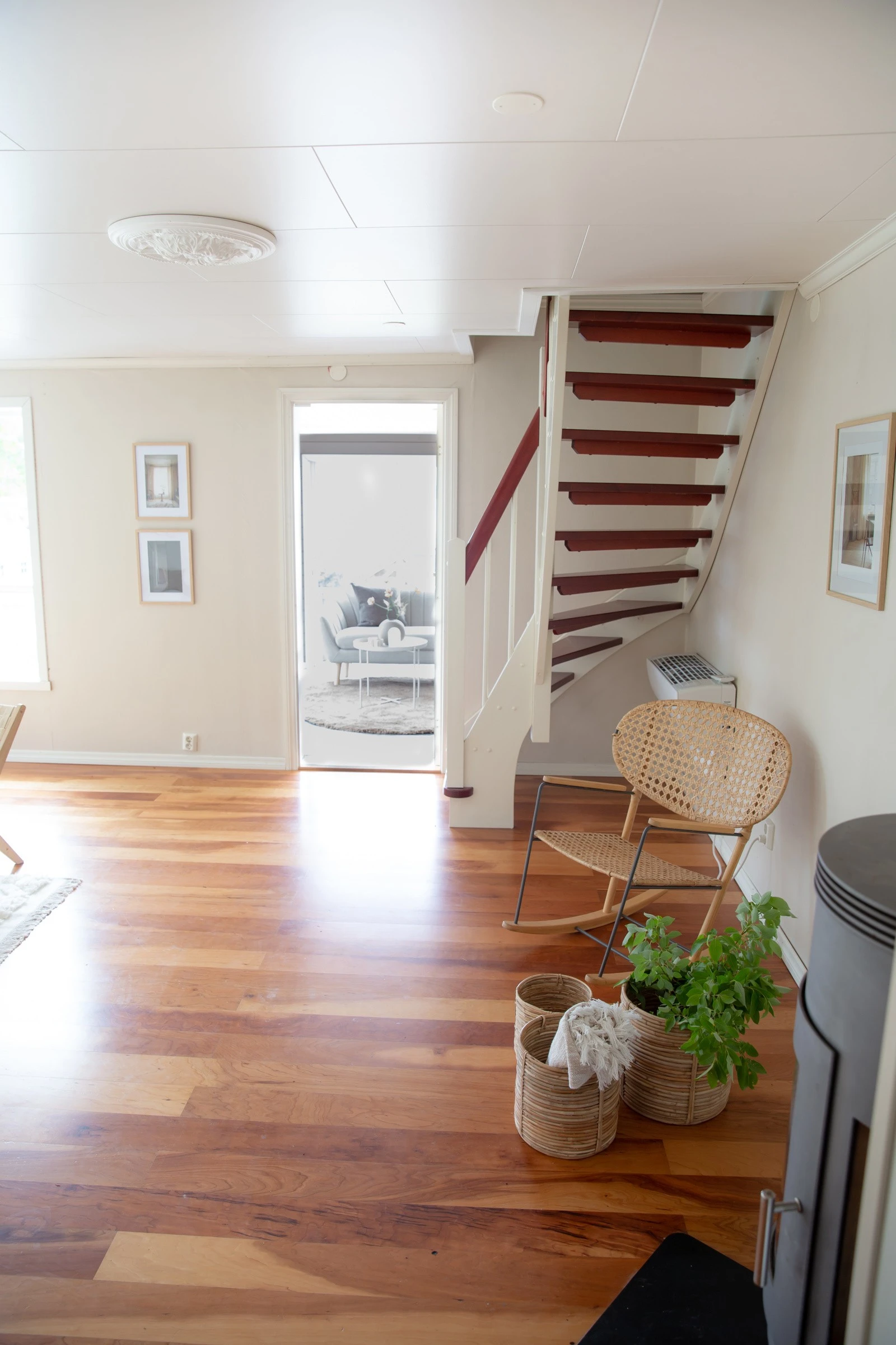 Boligen har lys, trivelig og romslig stue med god plass til salong. Store vindu gir godt naturlig lys i tillegg til fin utsikt. Galleribilde