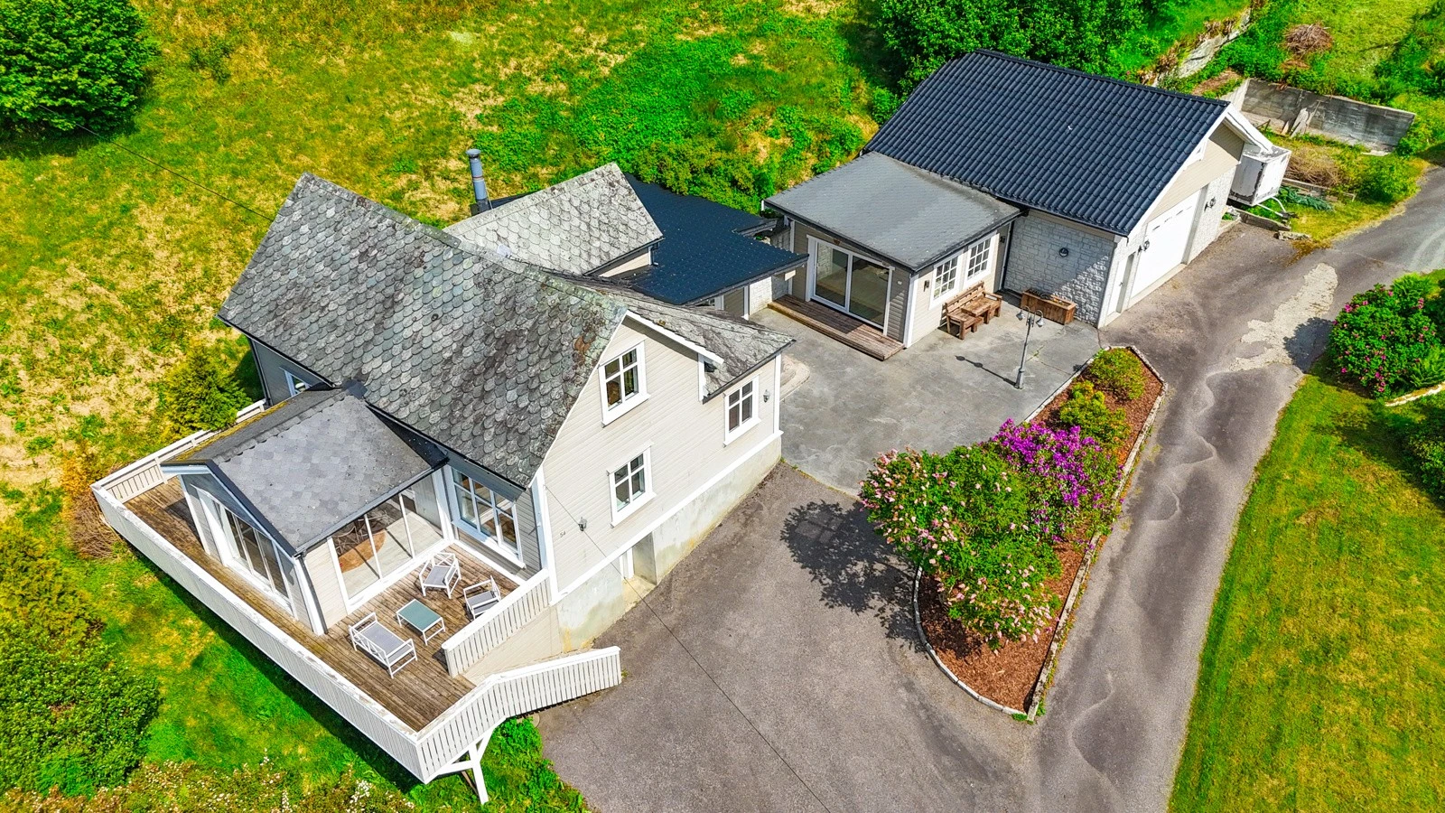 Velkommen til Revnavegen 54. Trivelig eiendom med svært Idyllisk plassering på en høyde med nydelig utsikt Galleribilde