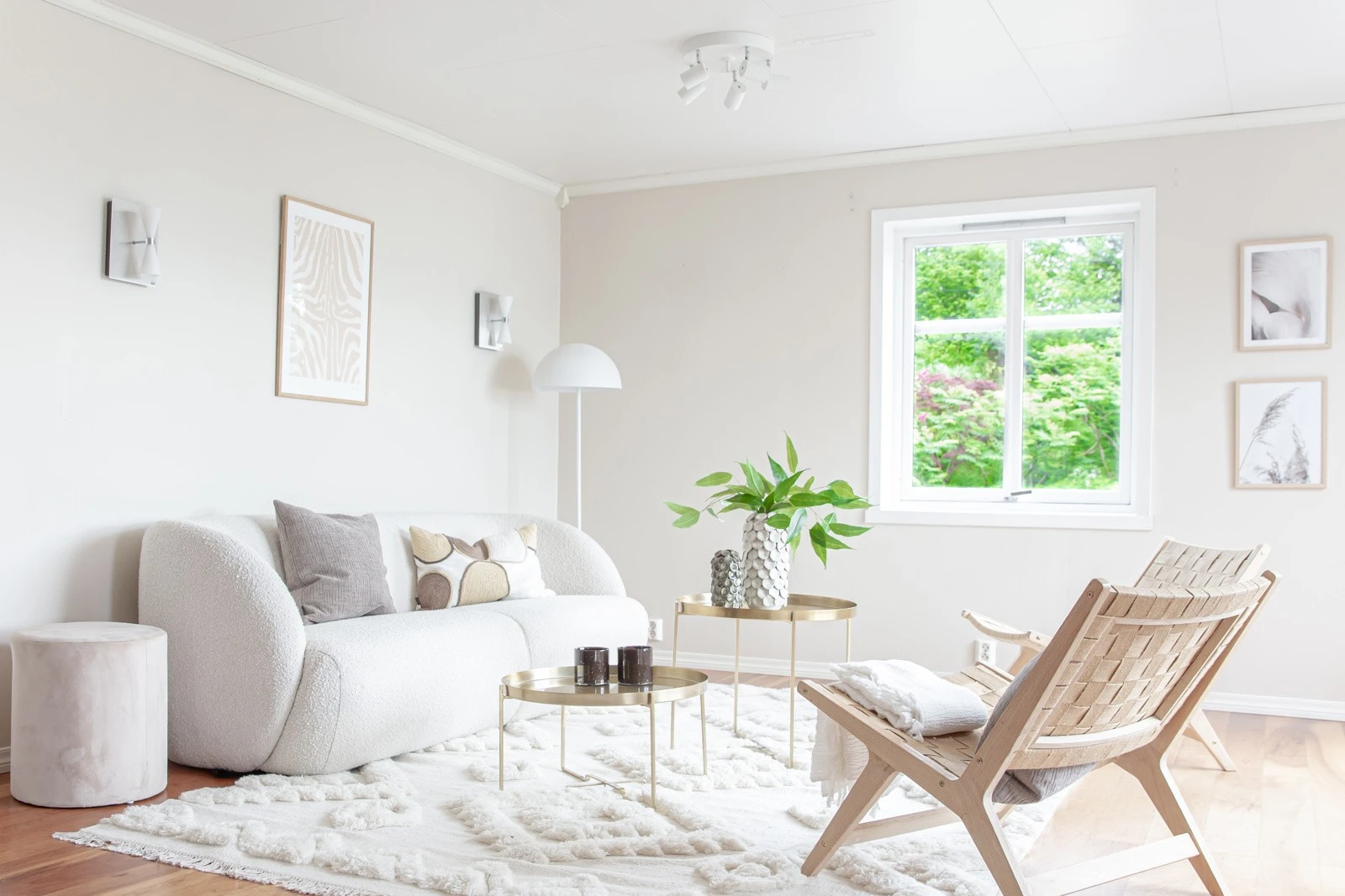 Det er varmepumpe som sørger for jevn temperatur, mens ildstedet gir koselig kveldsstemning på kalde vinterkvelder. Ildstedet var nytt i 2014. Galleribilde