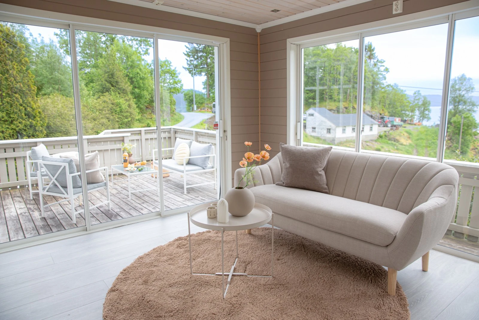 Fra stuen er det tilgang til sommerstuen. Her er det store vindusflater i front som strekker seg fra gulvet og nesten helt opp til taket slik at den vakre utsikten kan nytes til det fulle. Galleribilde