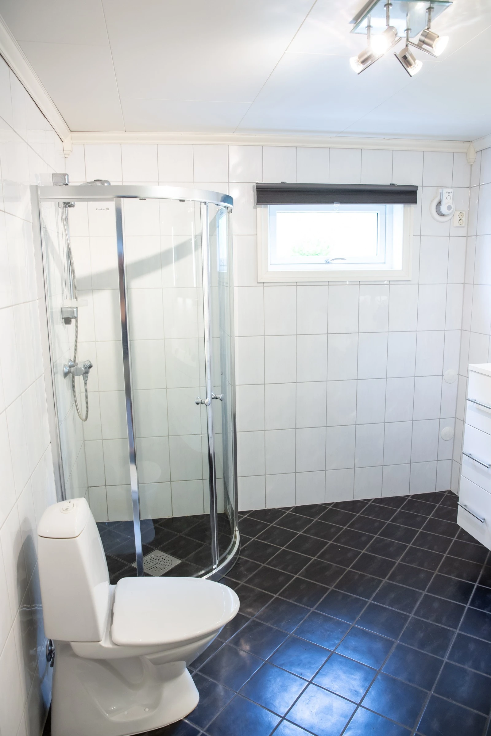 Boligen har to bad som begge er fra 2012. Det ene badet ble pusset opp, mens det andre ble bygget nytt i forbindelse med påbygget i 2012. Galleribilde