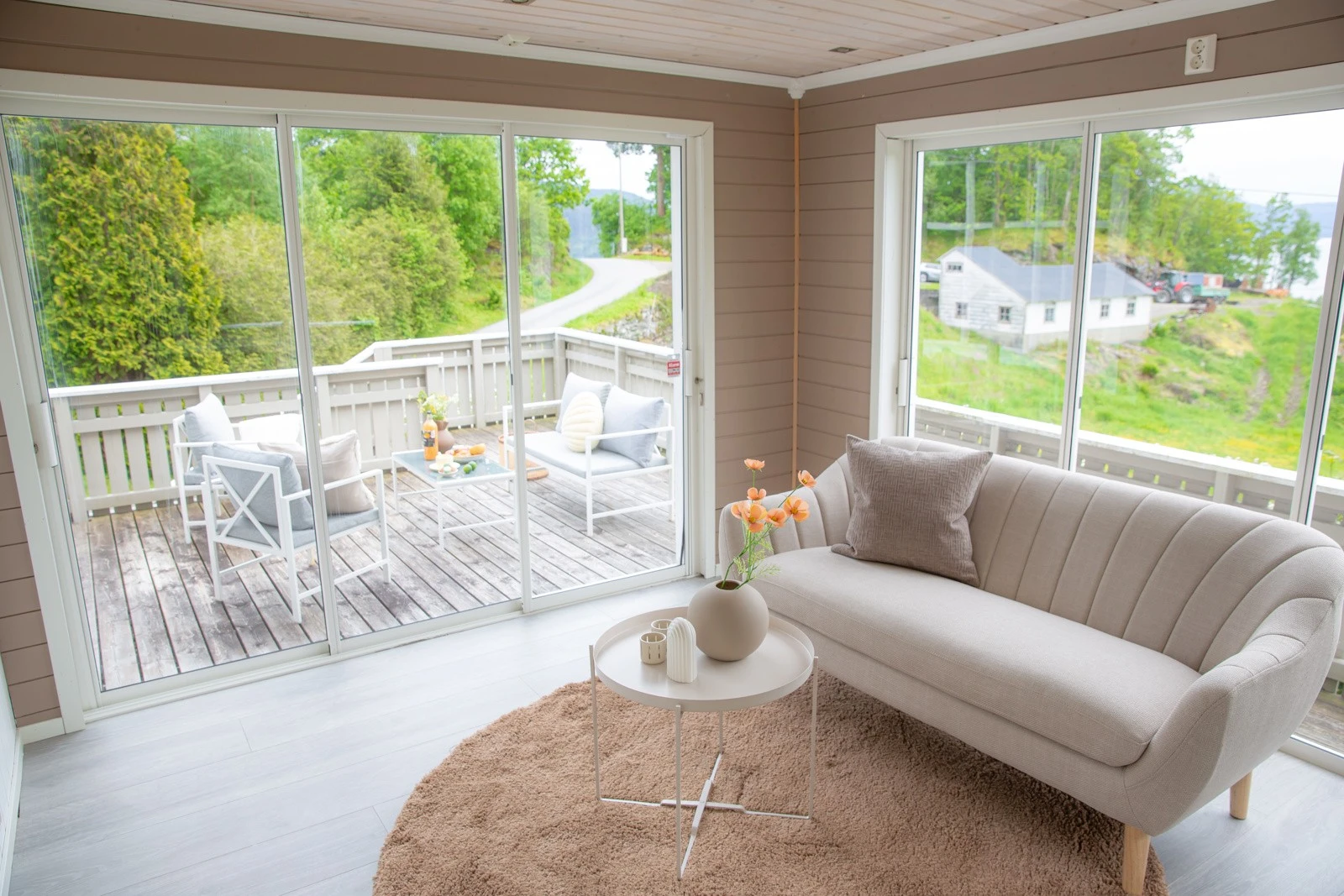 Via skyvedørene er det utgang på den store terrassen som blir en forlengelse av stuen på sommerstid. Galleribilde