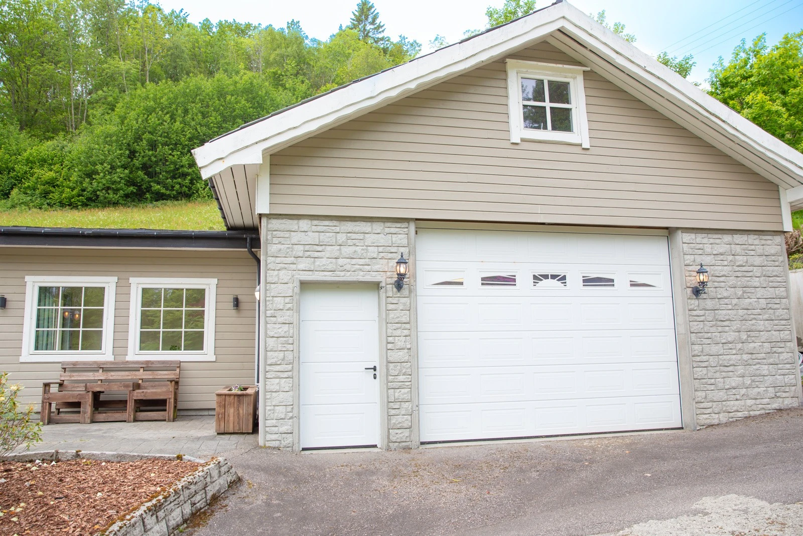 Stor dobbel garasje Galleribilde