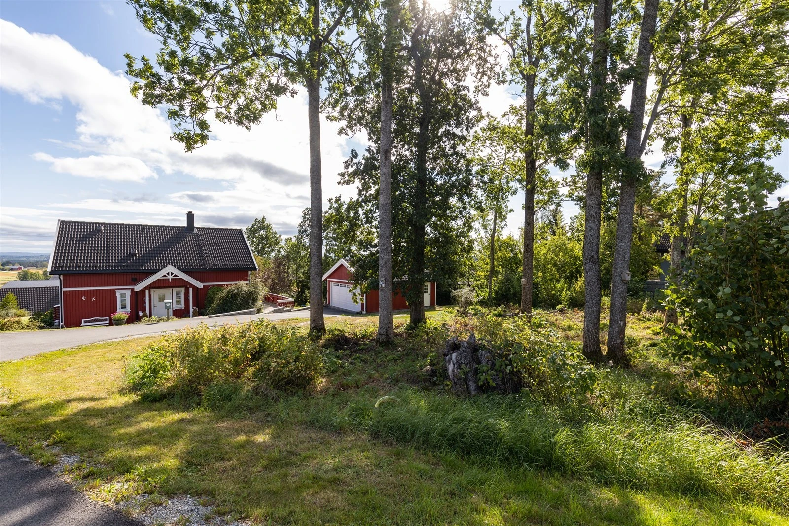 Det er gangavstand til det meste fra tomten. Galleribilde