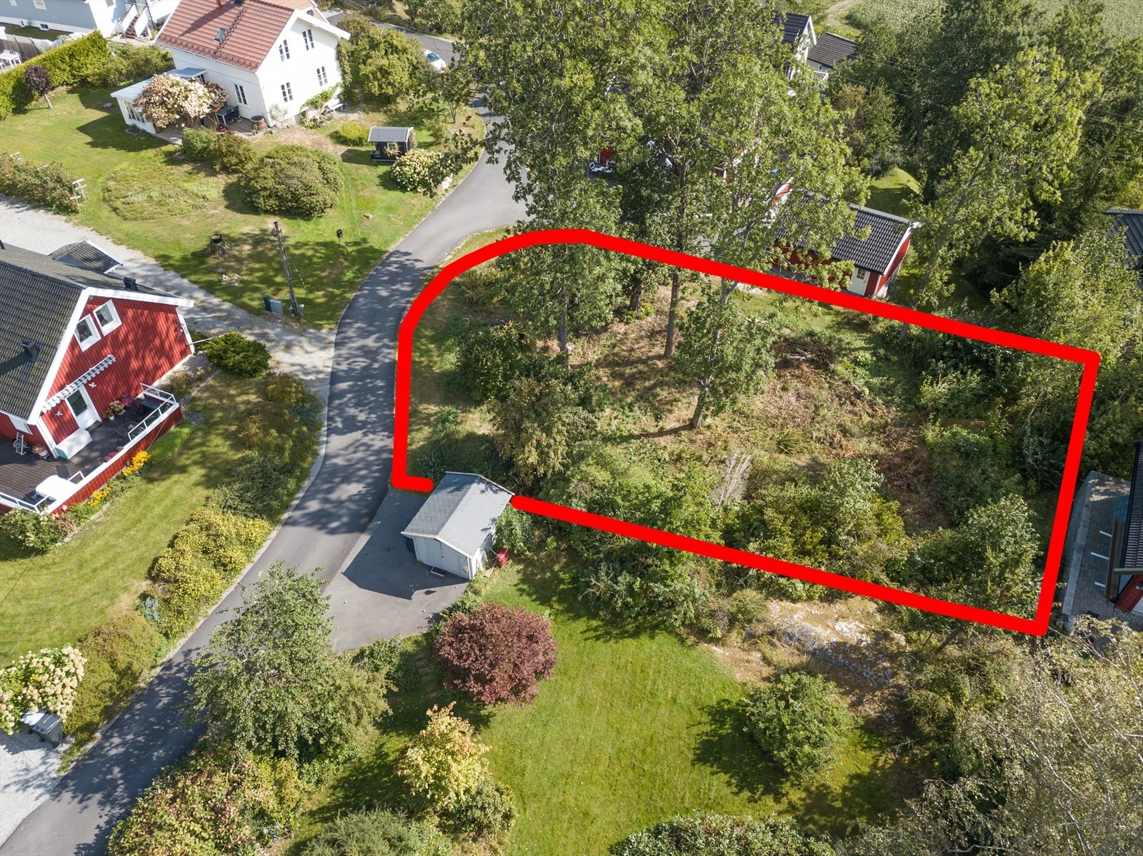 DNB Eiendom v/Thomas Berget Larsen har fått gleden av å presentere tomten i Høilundveien 13B! Denne kartskissen er ikke nøyaktig og er kun en illustrasjon på ca. tomtegrenser. Se vedlagt kart i prospektet. Galleribilde