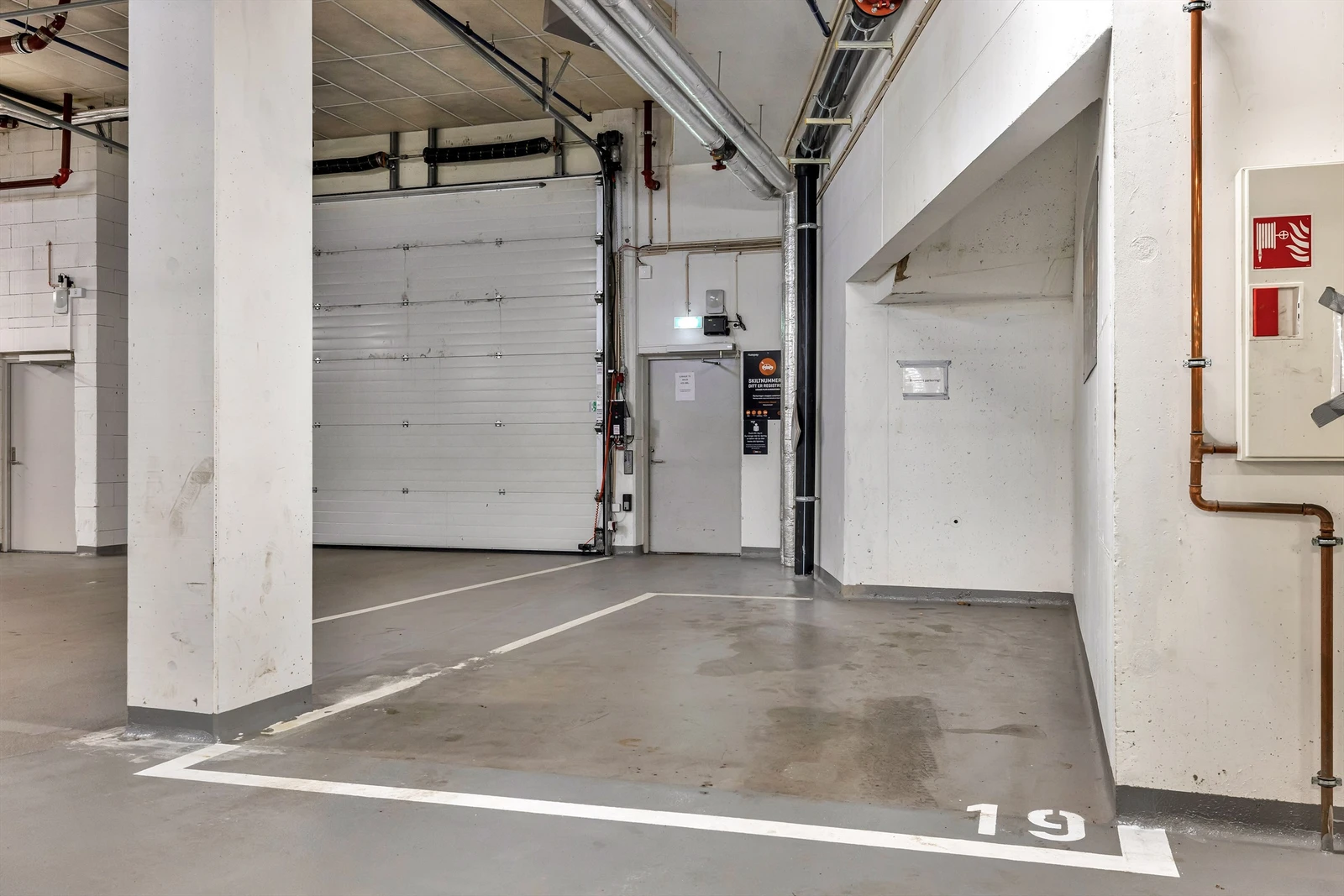 Parkeringsplass i felles oppvarmet garasjeanlegg Galleribilde