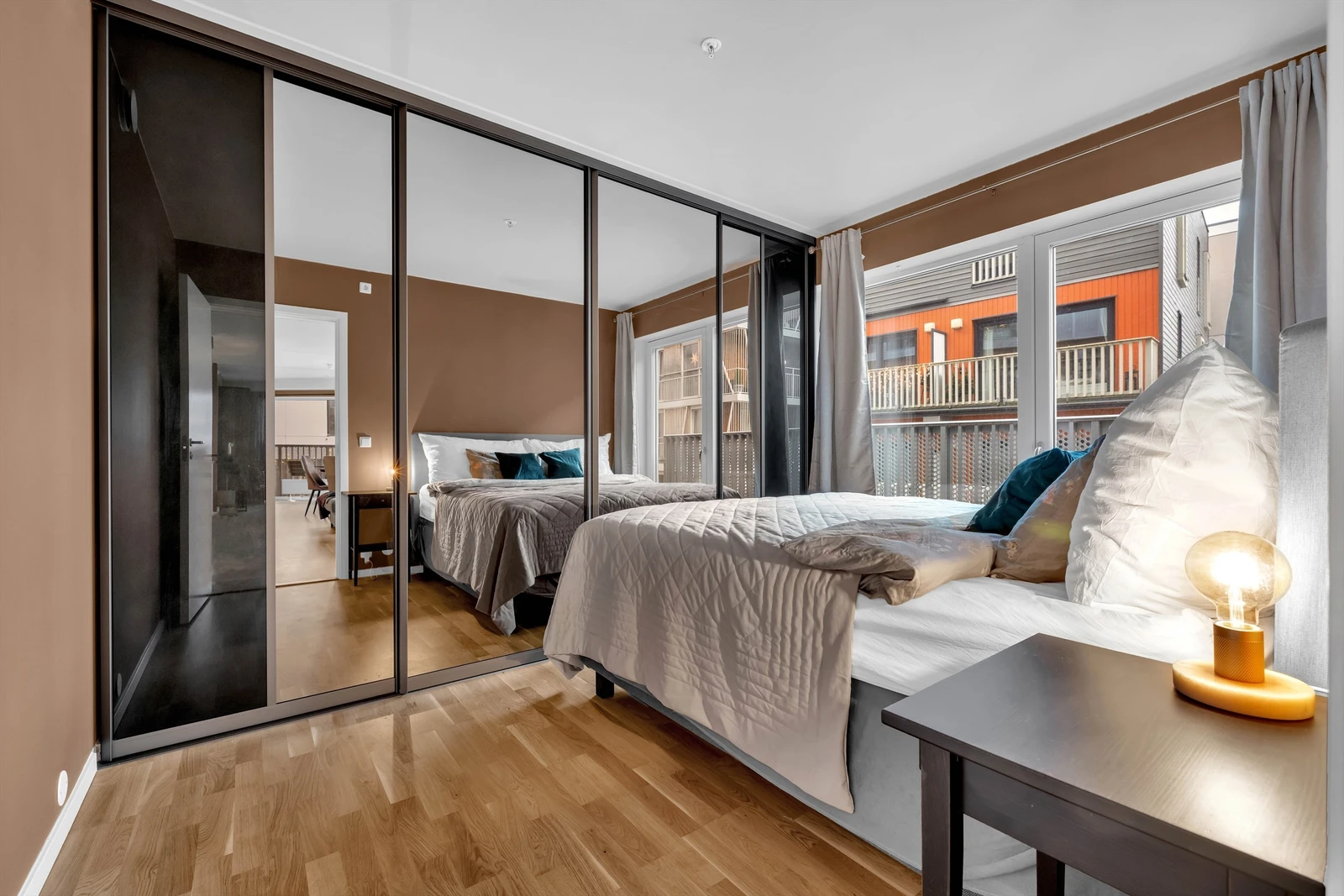 Hovedsoverommet har et stort skyvedørsgarderobeskap med god lagringsplass Galleribilde